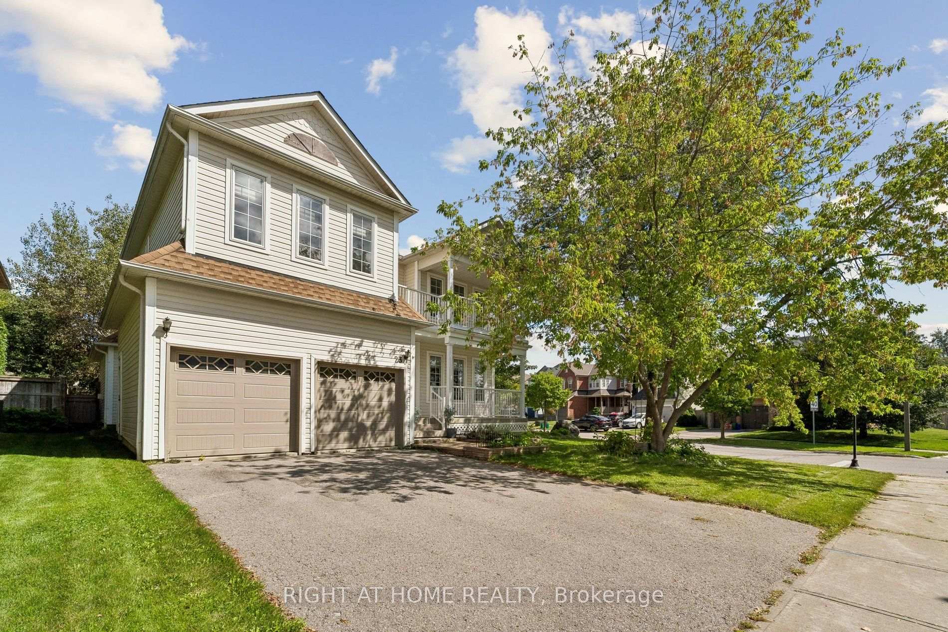 Photo 3 of 23 Croxall Boulevard, Whitby, Brooklin — HOMEH