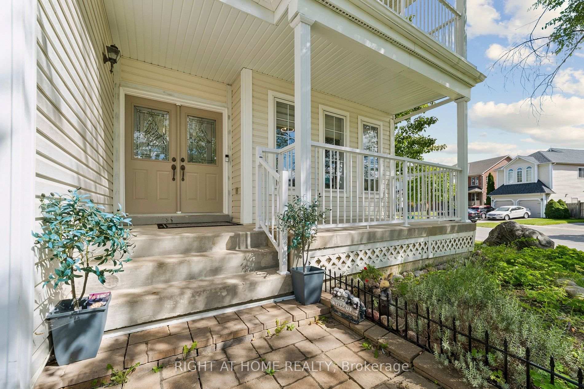 Photo 4 of 23 Croxall Boulevard, Whitby, Brooklin — HOMEH