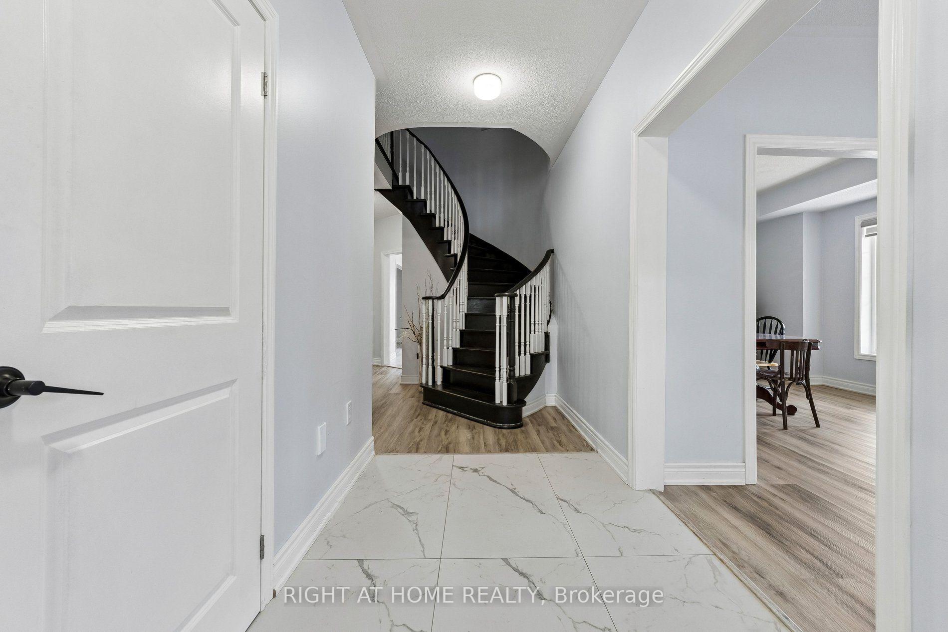 Photo 5 of 23 Croxall Boulevard, Whitby, Brooklin — HOMEH
