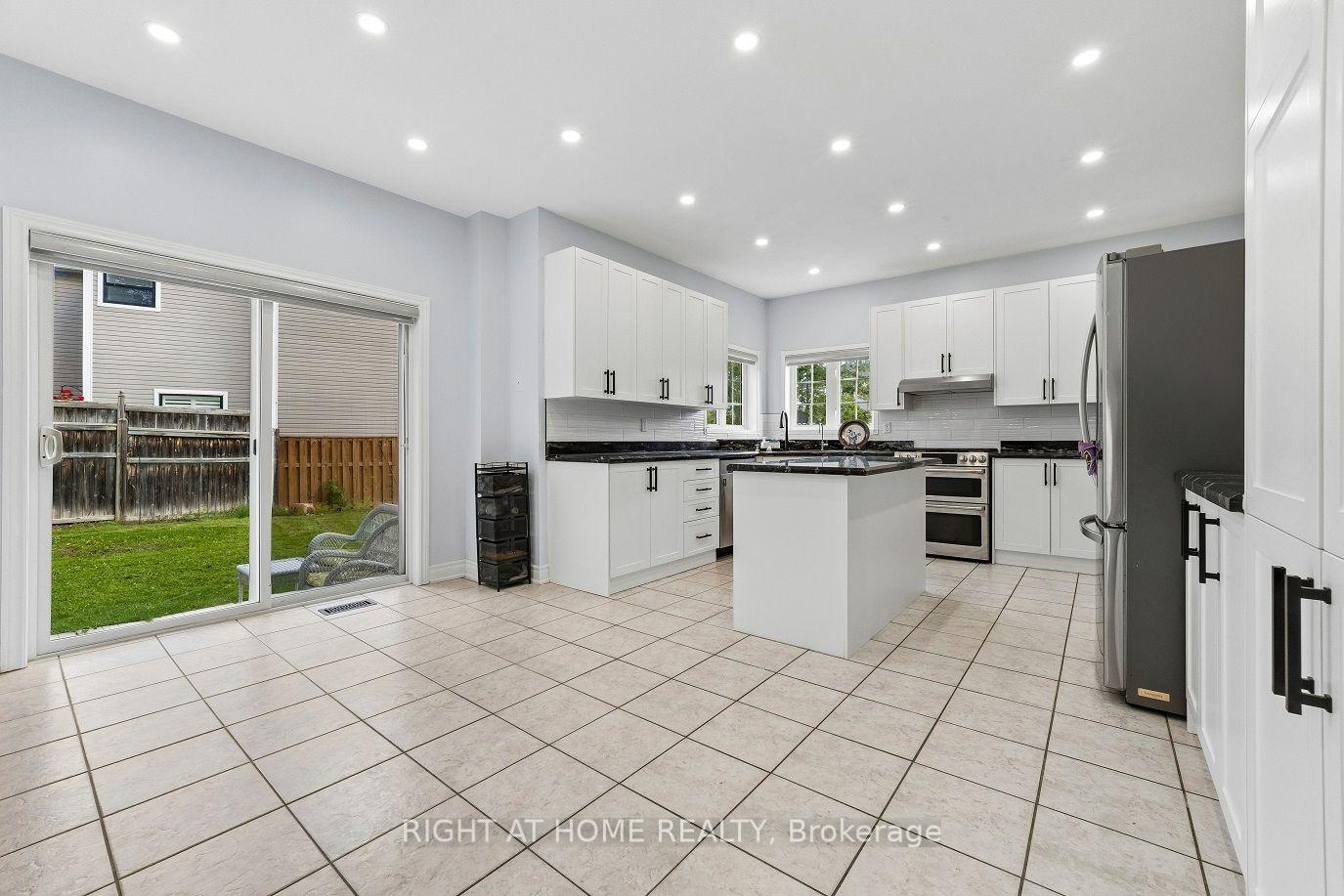 Photo 13 of 23 Croxall Boulevard, Whitby, Brooklin — HOMEH