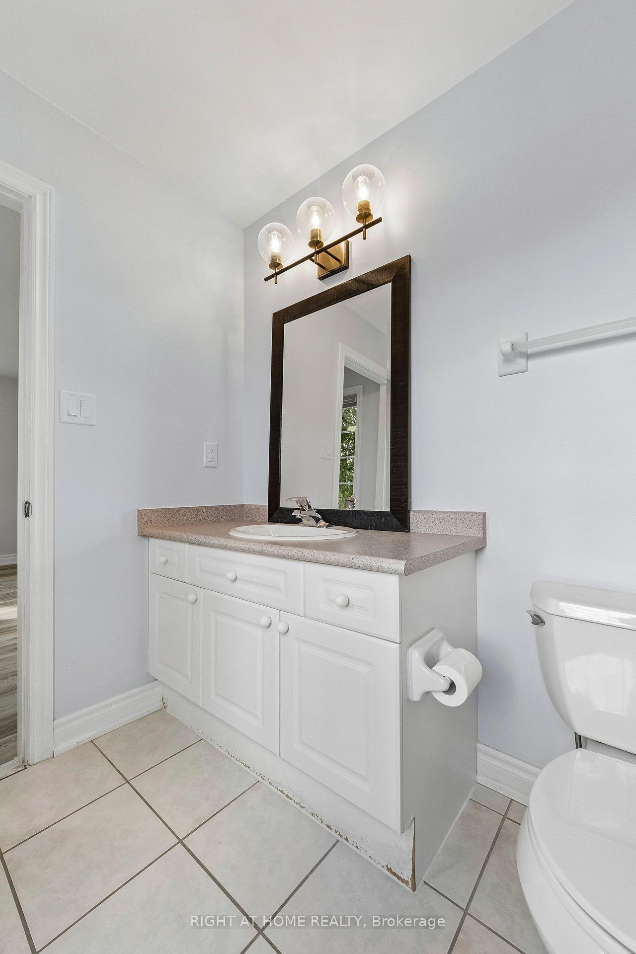 Photo 37 of 23 Croxall Boulevard, Whitby, Brooklin — HOMEH