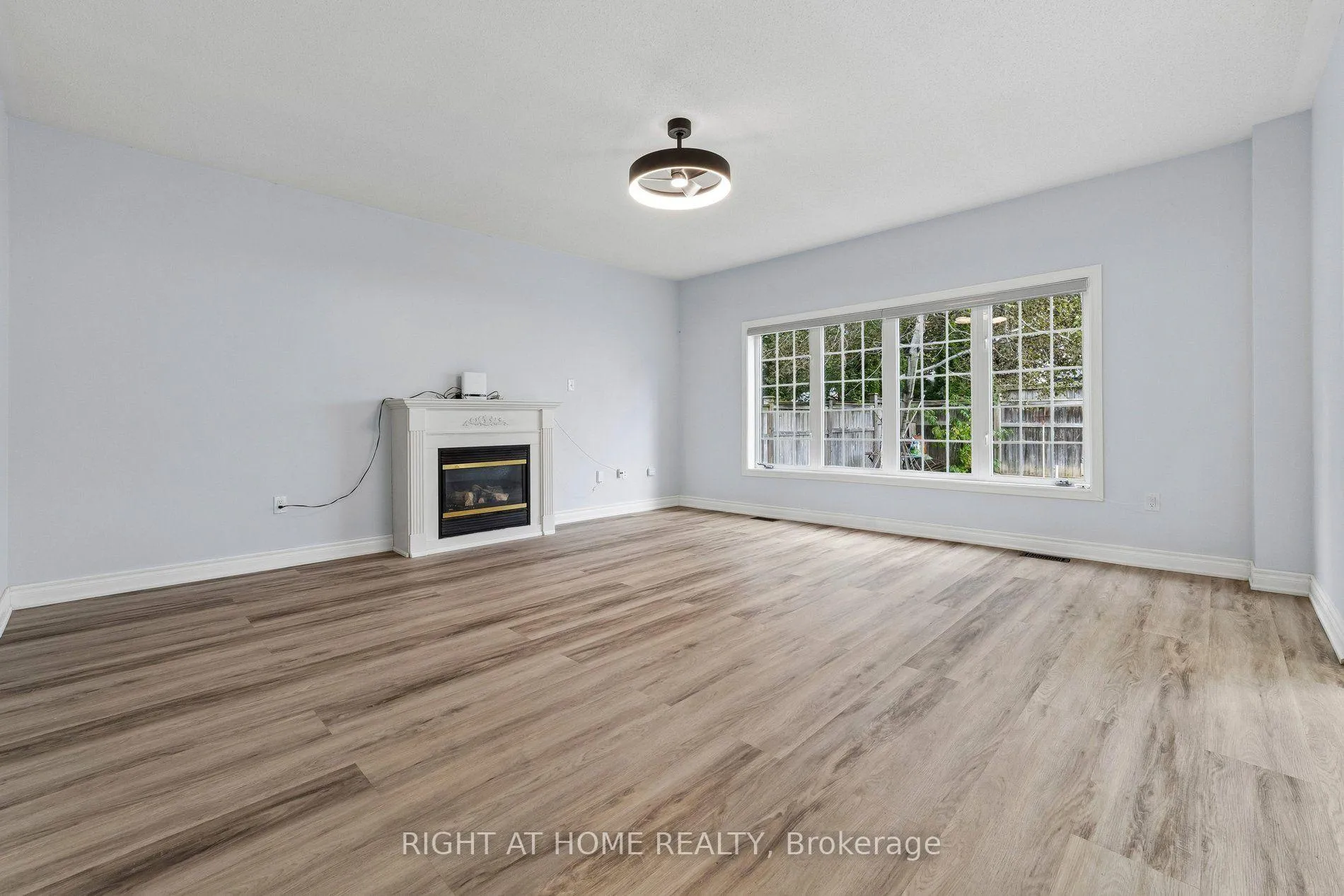 Photo 7 of 23 Croxall Boulevard, Whitby, Brooklin — HOMEH