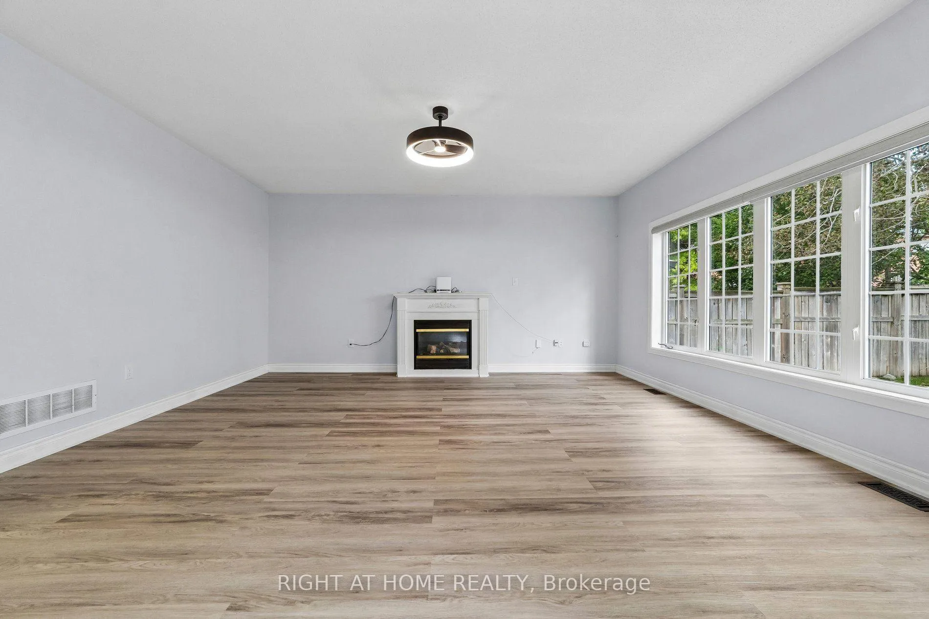 Photo 9 of 23 Croxall Boulevard, Whitby, Brooklin — HOMEH