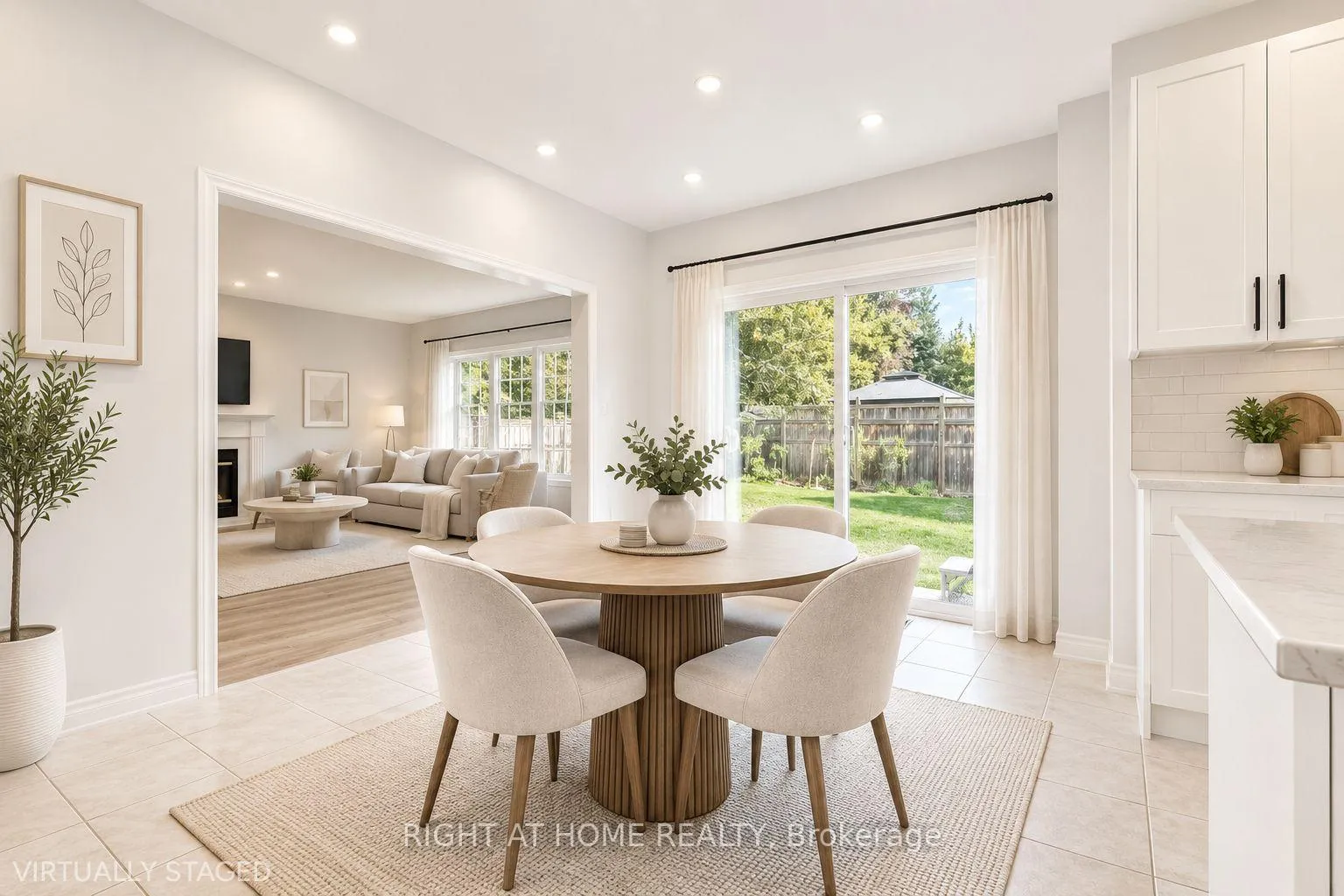 Photo 12 of 23 Croxall Boulevard, Whitby, Brooklin — HOMEH
