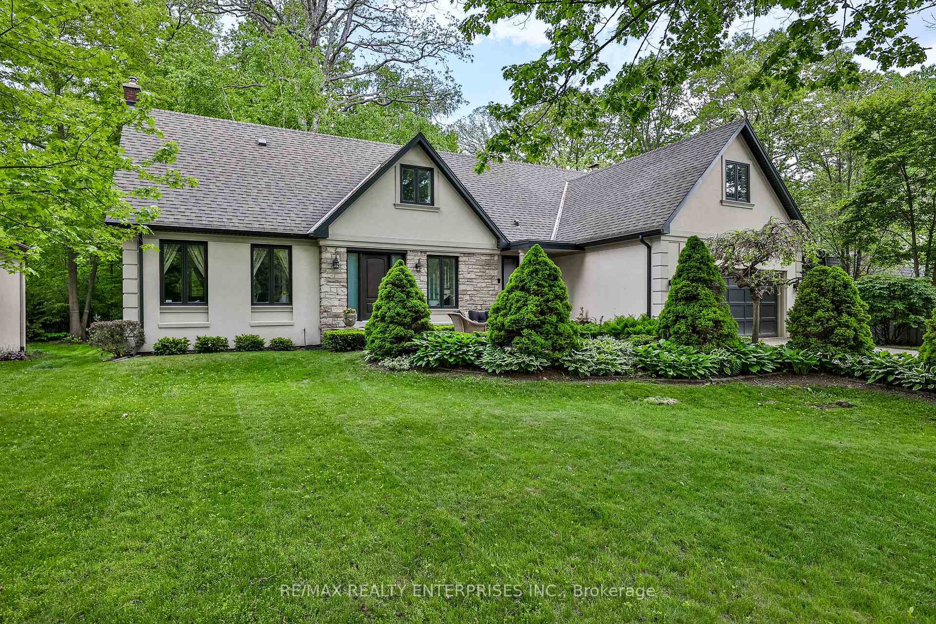 Photo of 208 Mineola Road W