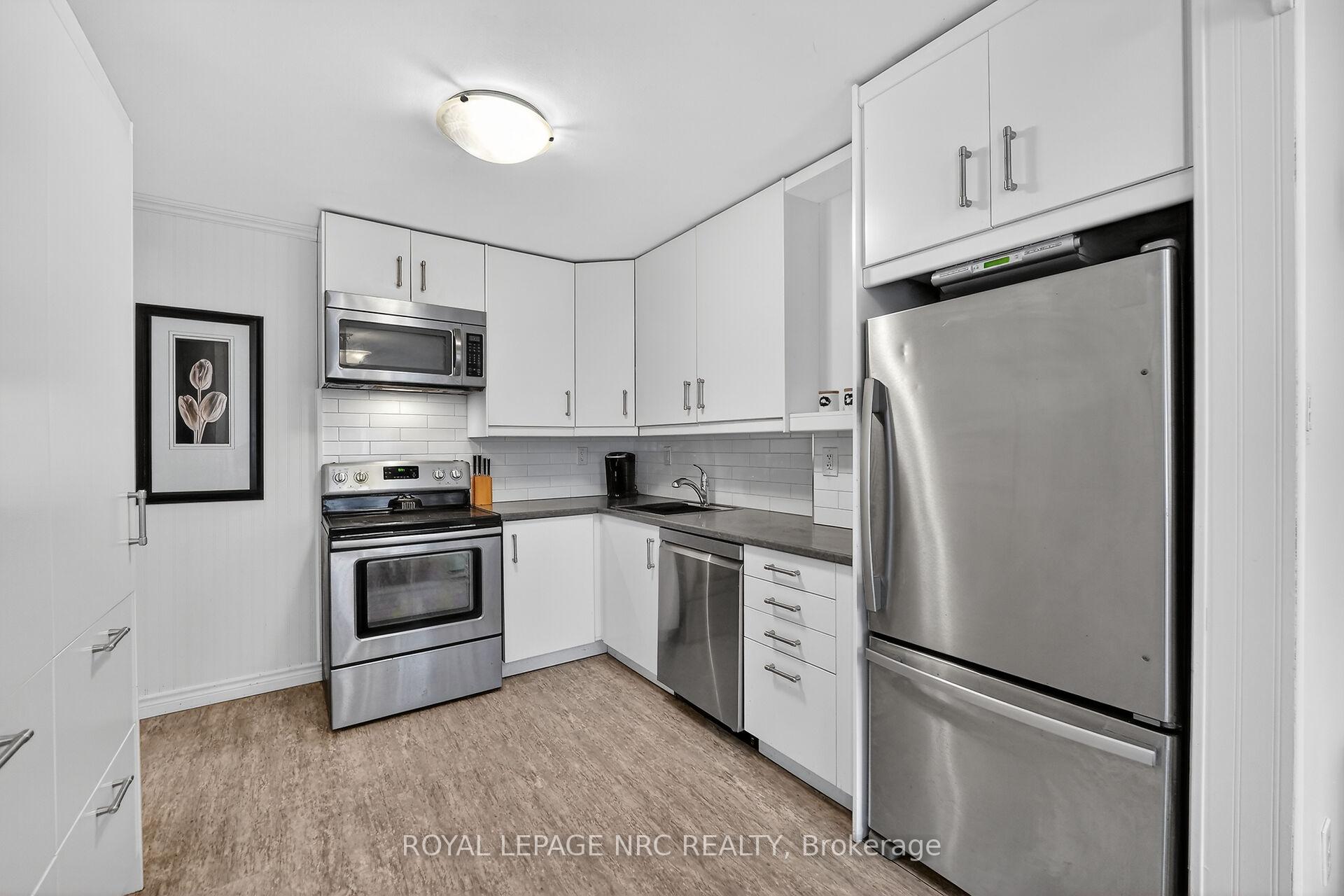 Photo 4 of Unit 4, 453 Woodview Road, Burlington, Roseland — HOMEH