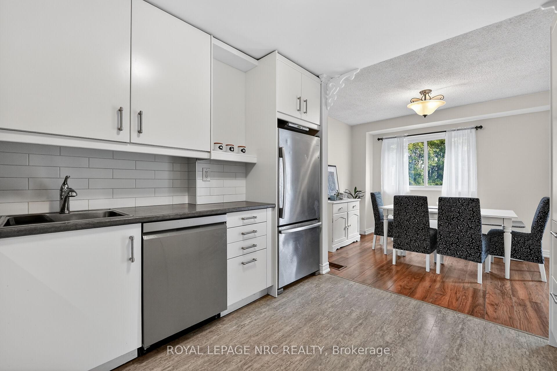 Photo 5 of Unit 4, 453 Woodview Road, Burlington, Roseland — HOMEH