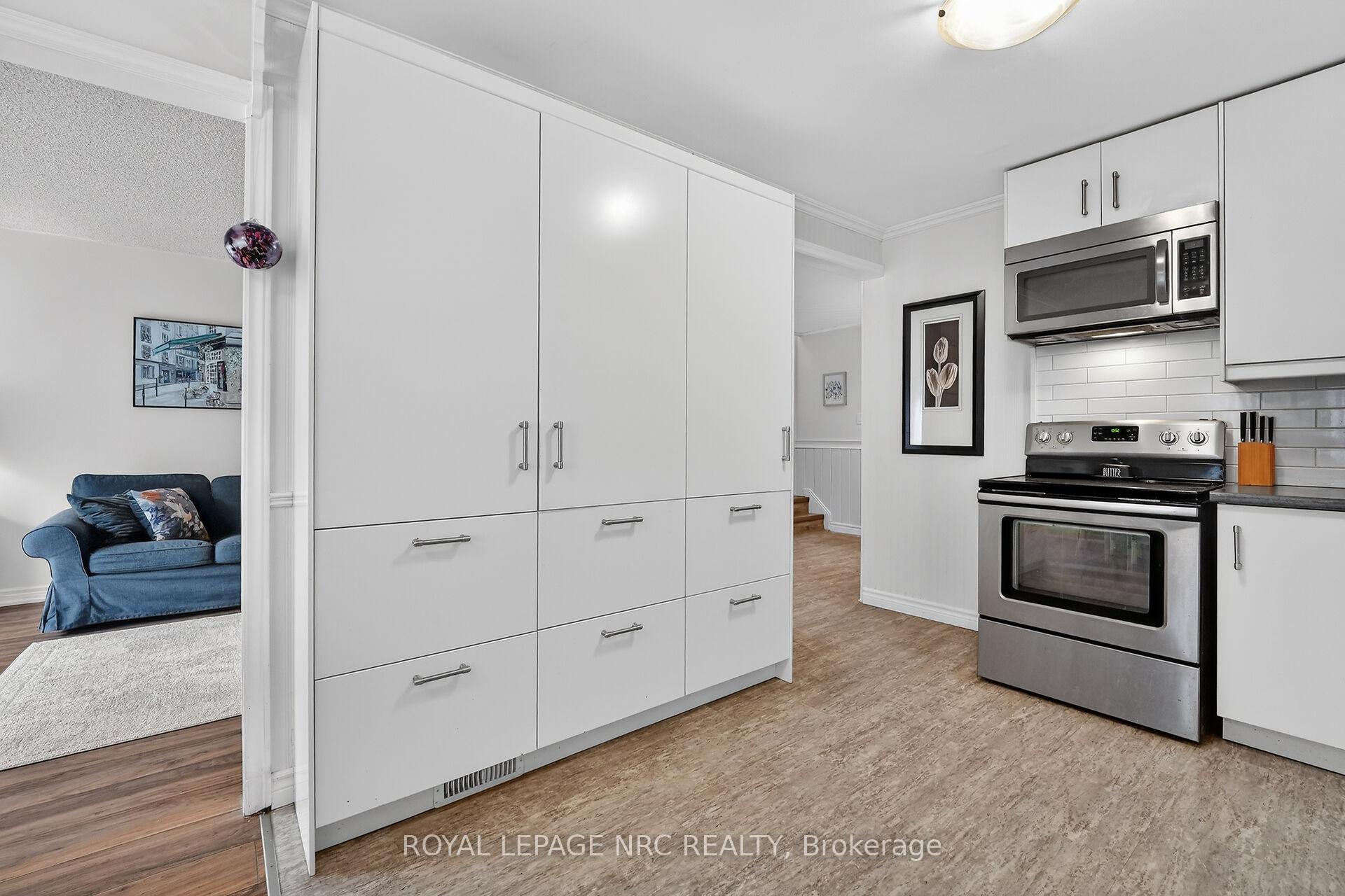 Photo 6 of Unit 4, 453 Woodview Road, Burlington, Roseland — HOMEH