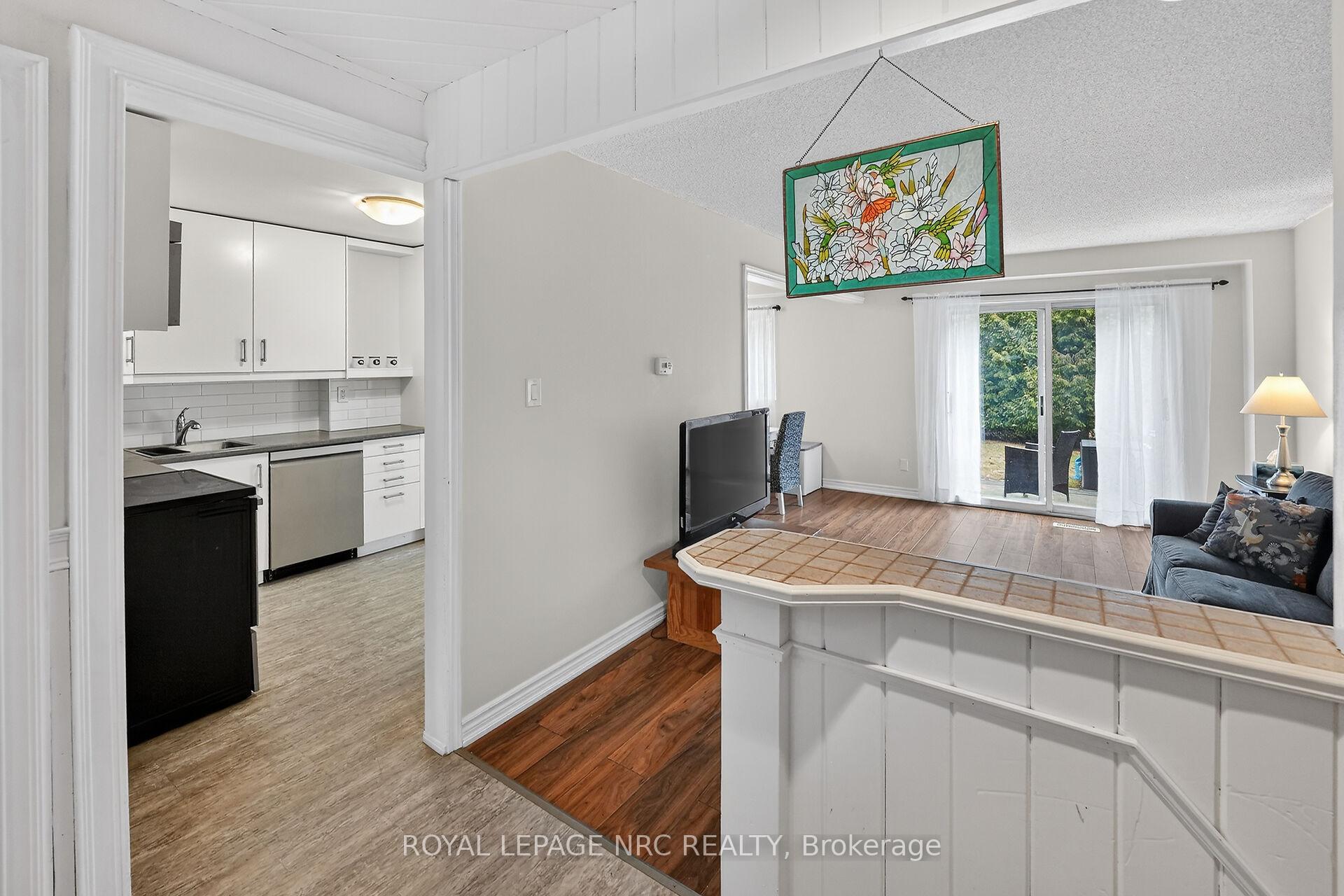 Photo 9 of Unit 4, 453 Woodview Road, Burlington, Roseland — HOMEH