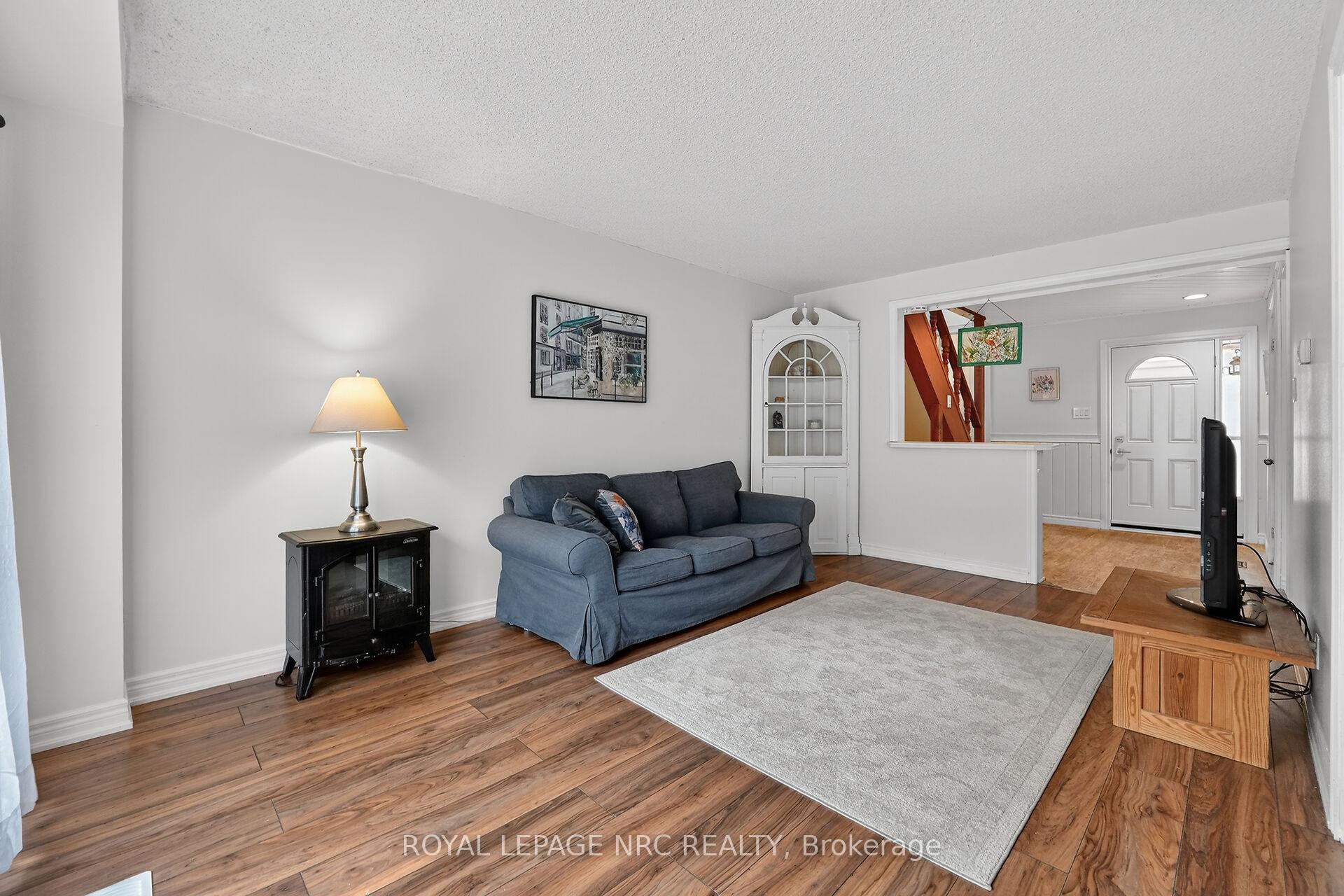 Photo 10 of Unit 4, 453 Woodview Road, Burlington, Roseland — HOMEH