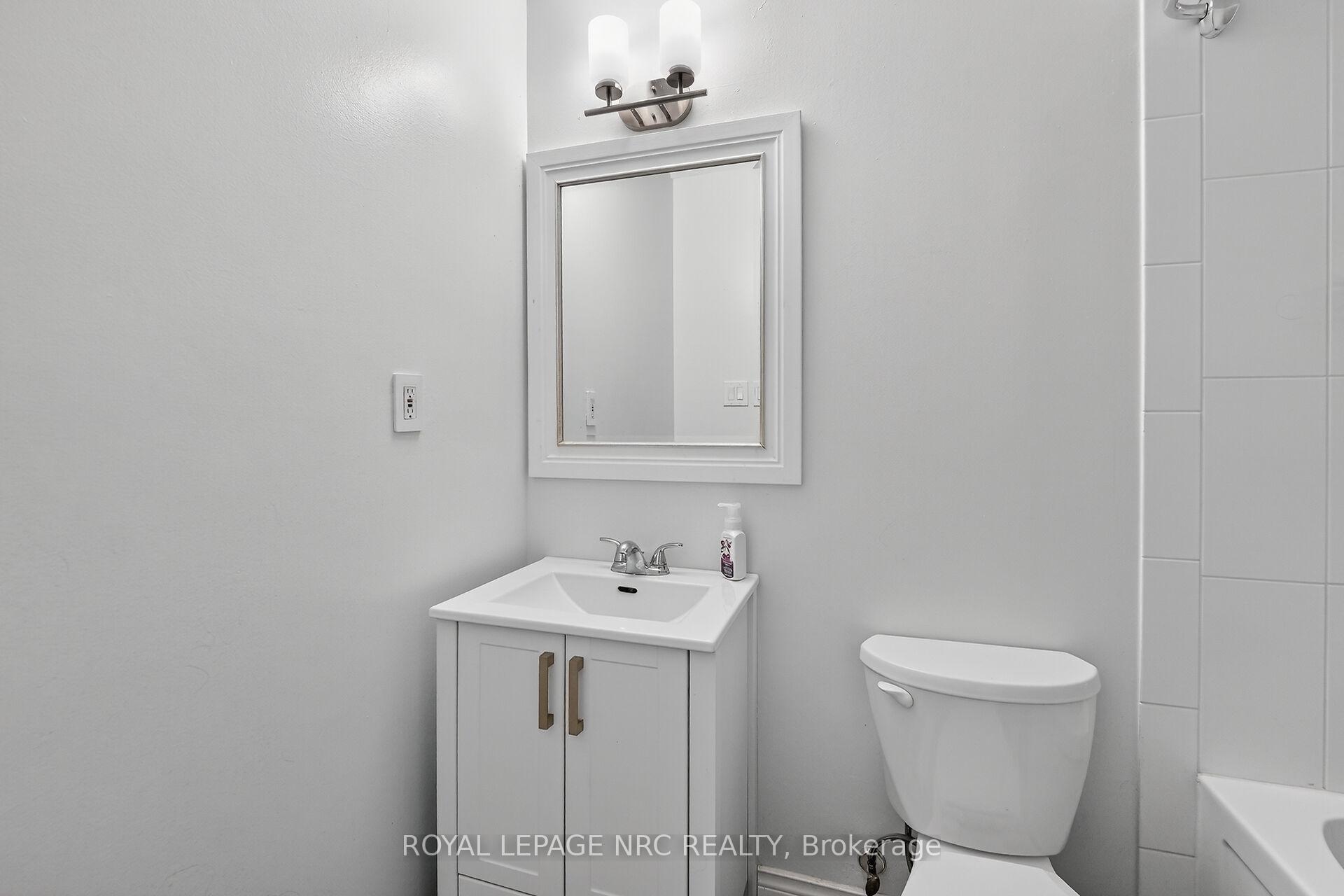 Photo 24 of Unit 4, 453 Woodview Road, Burlington, Roseland — HOMEH