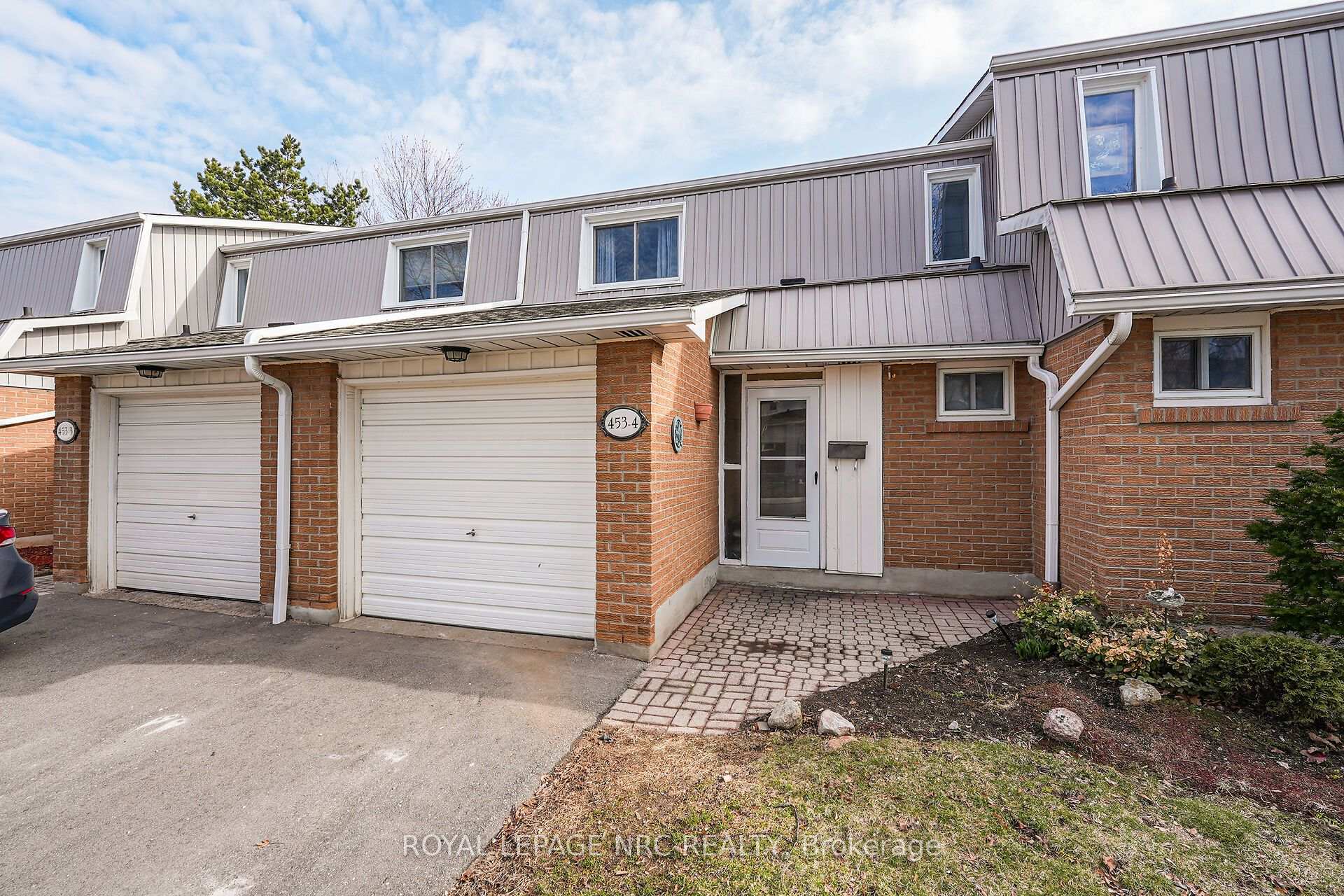 Photo 2 of Unit 4, 453 Woodview Road, Burlington, Roseland — HOMEH
