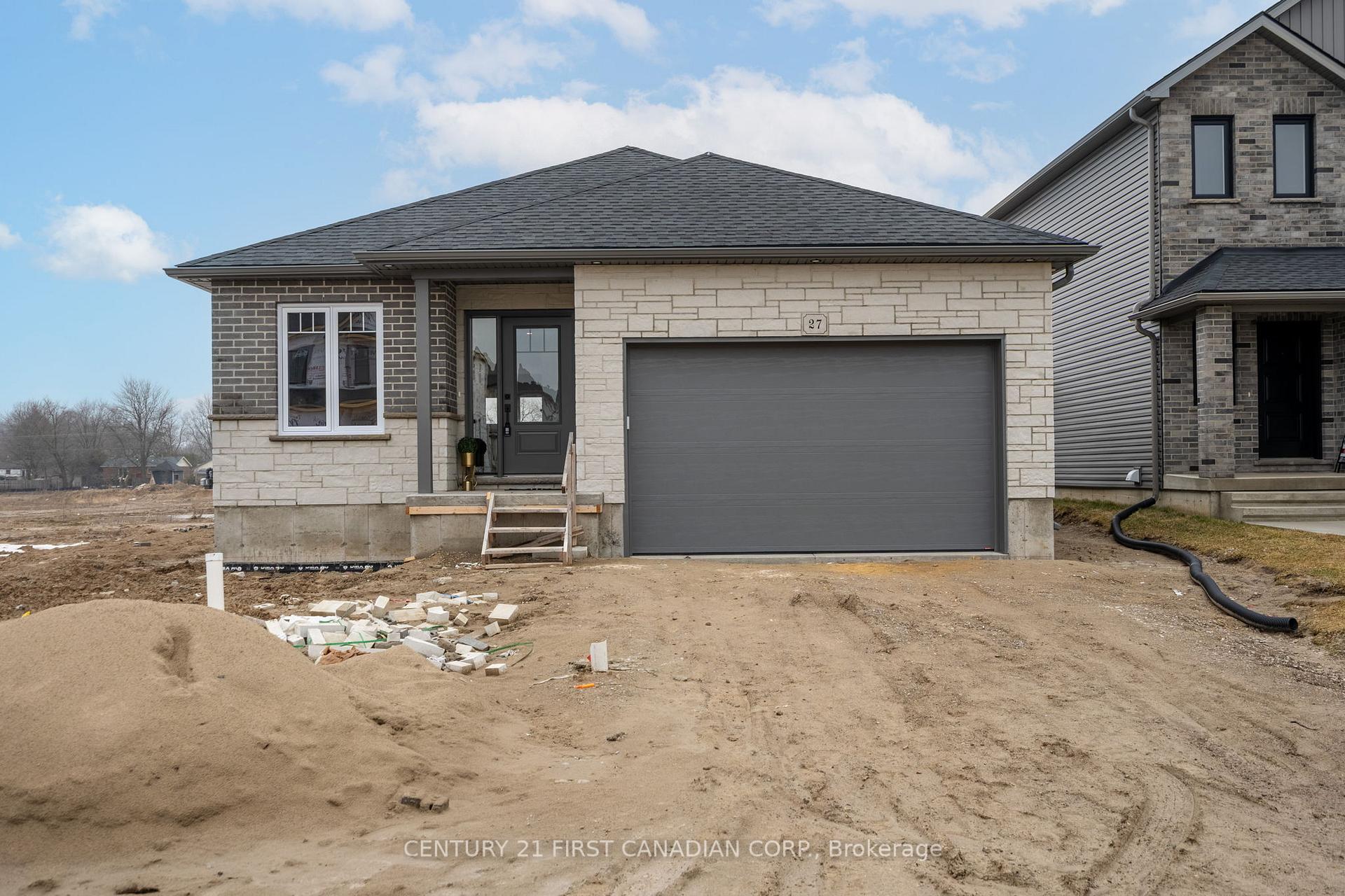 Photo 3 of 44 Postma Crescent, North Middlesex, Ailsa Craig — HOMEH