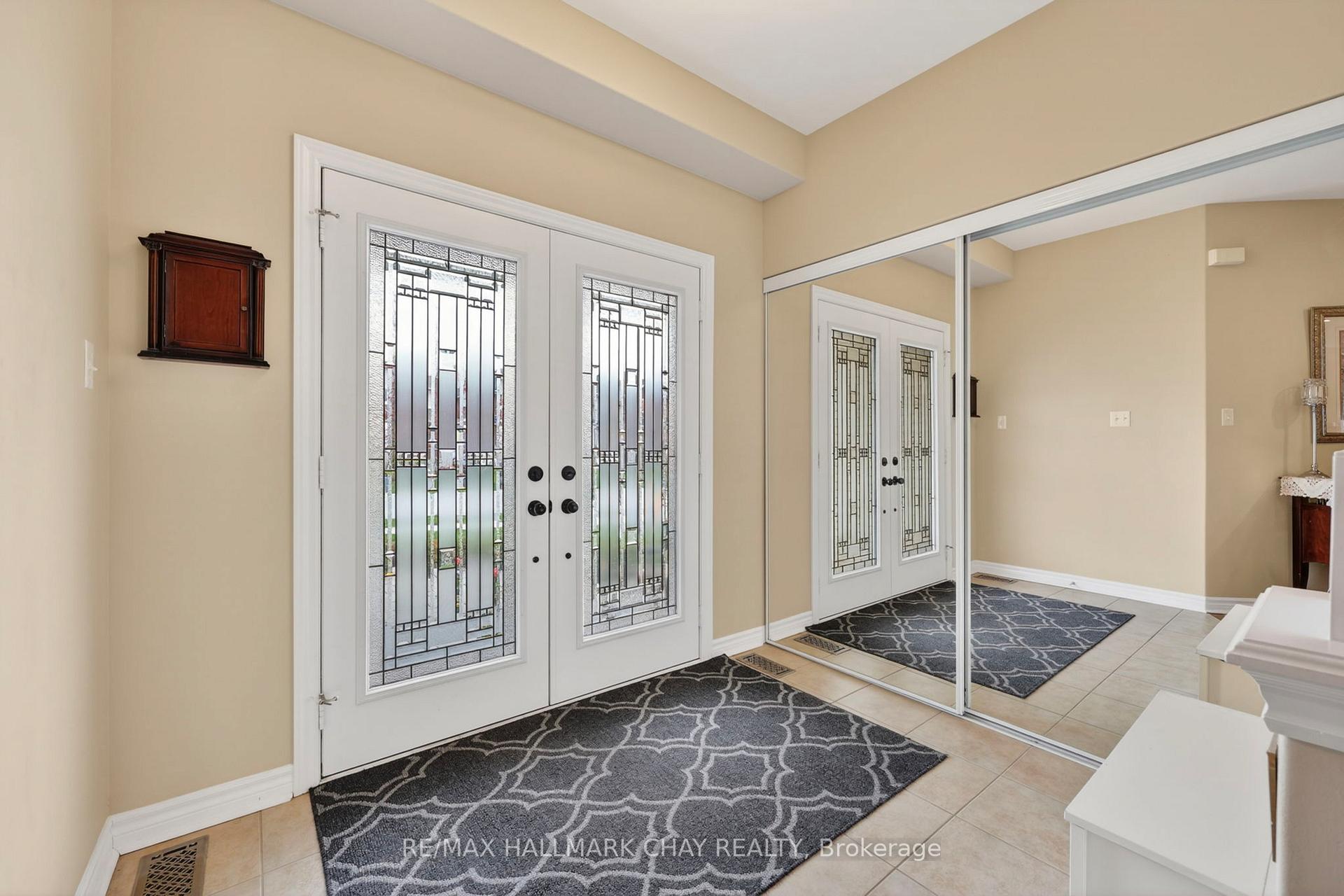 Photo 4 of 12 Orleans Avenue, Barrie, Innis-Shore — HOMEH