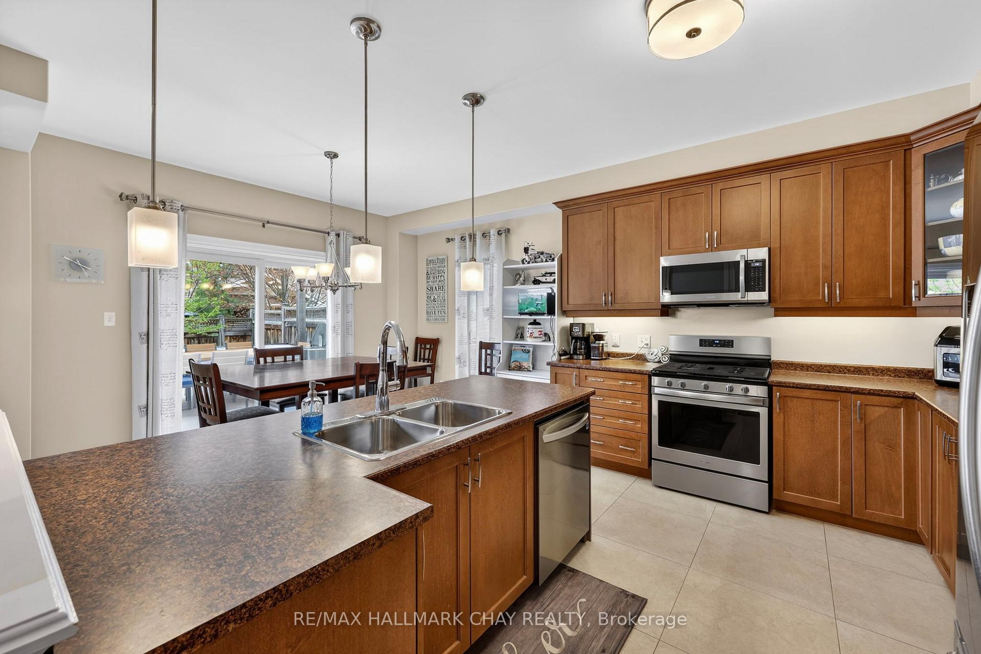Photo 5 of 12 Orleans Avenue, Barrie, Innis-Shore — HOMEH