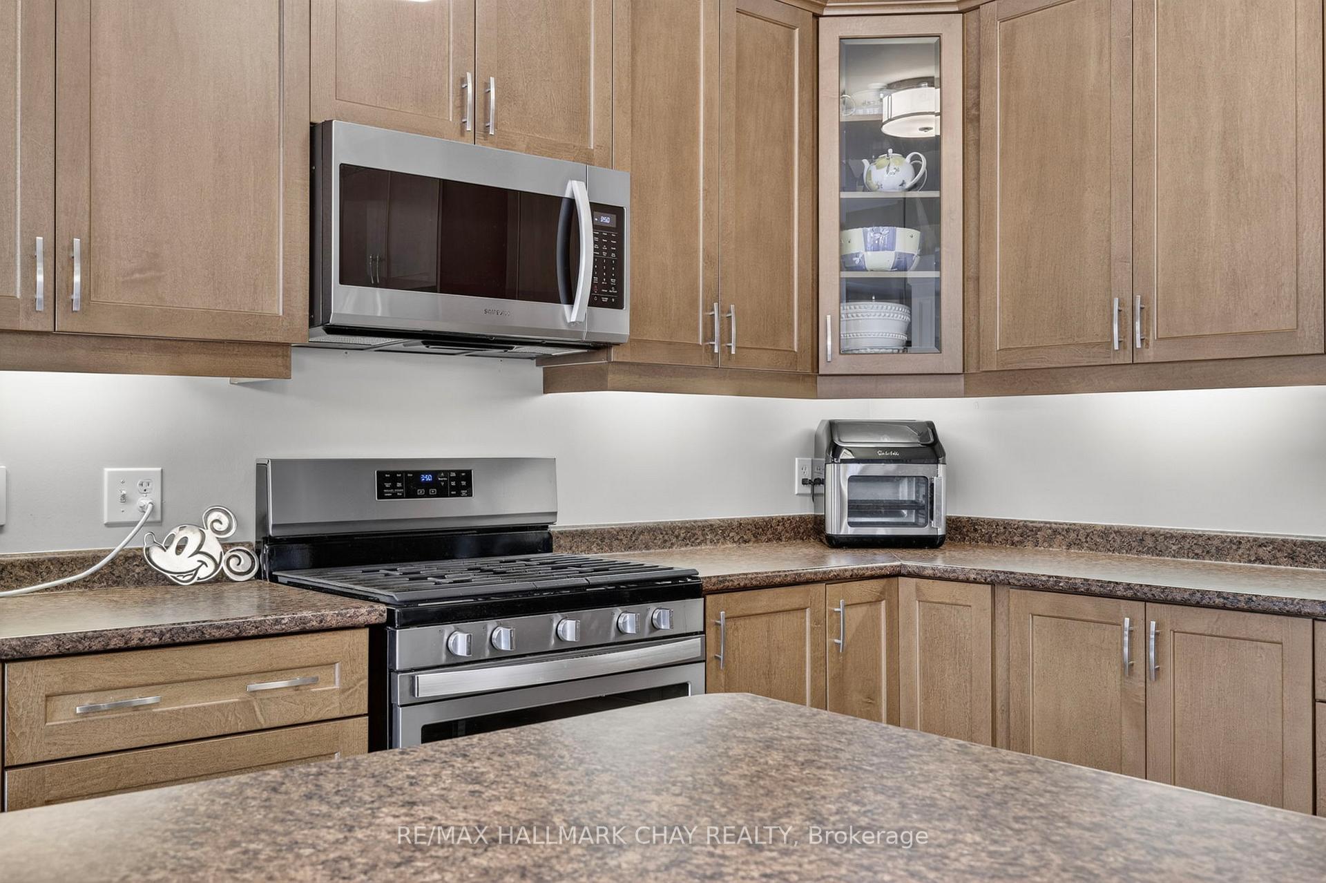 Photo 8 of 12 Orleans Avenue, Barrie, Innis-Shore — HOMEH
