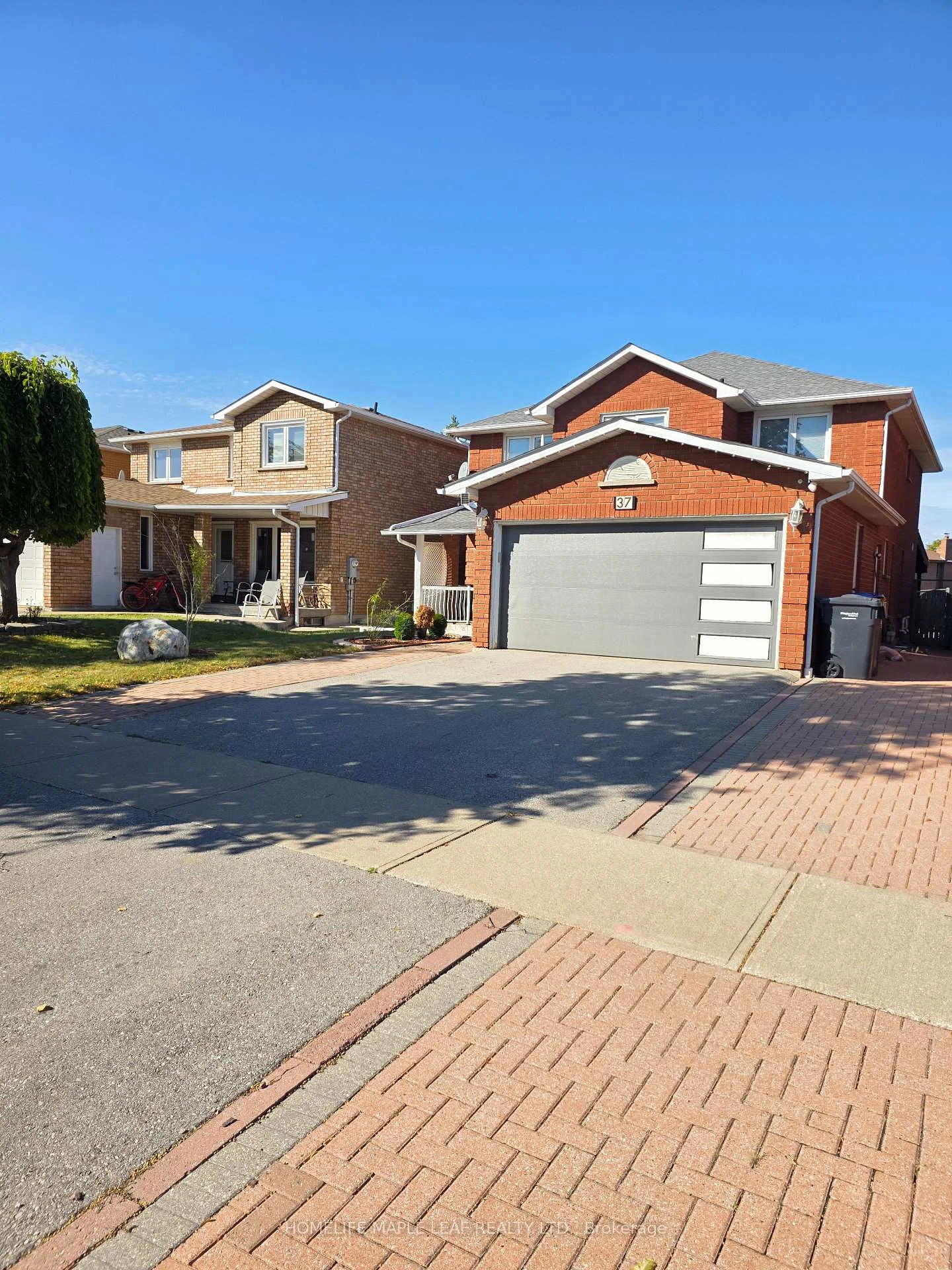 Photo 3 of 37 Coronation Circle, Brampton, Heart Lake West — HOMEH