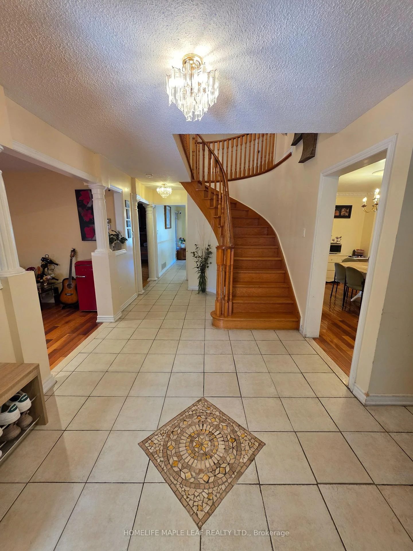 Photo 5 of 37 Coronation Circle, Brampton, Heart Lake West — HOMEH