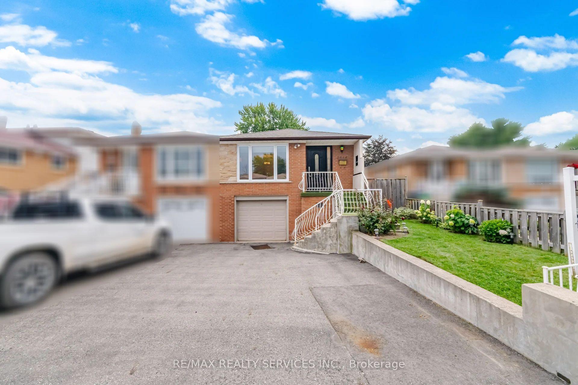 Photo 2 of 2414 Whaley Drive, Mississauga, Cooksville — HOMEH