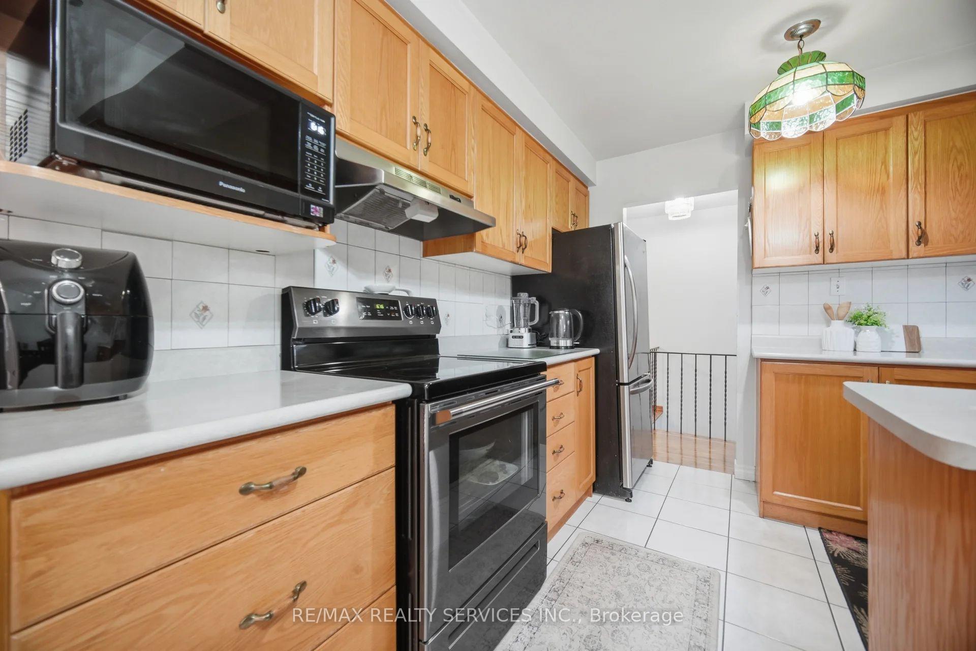Photo 8 of 2414 Whaley Drive, Mississauga, Cooksville — HOMEH