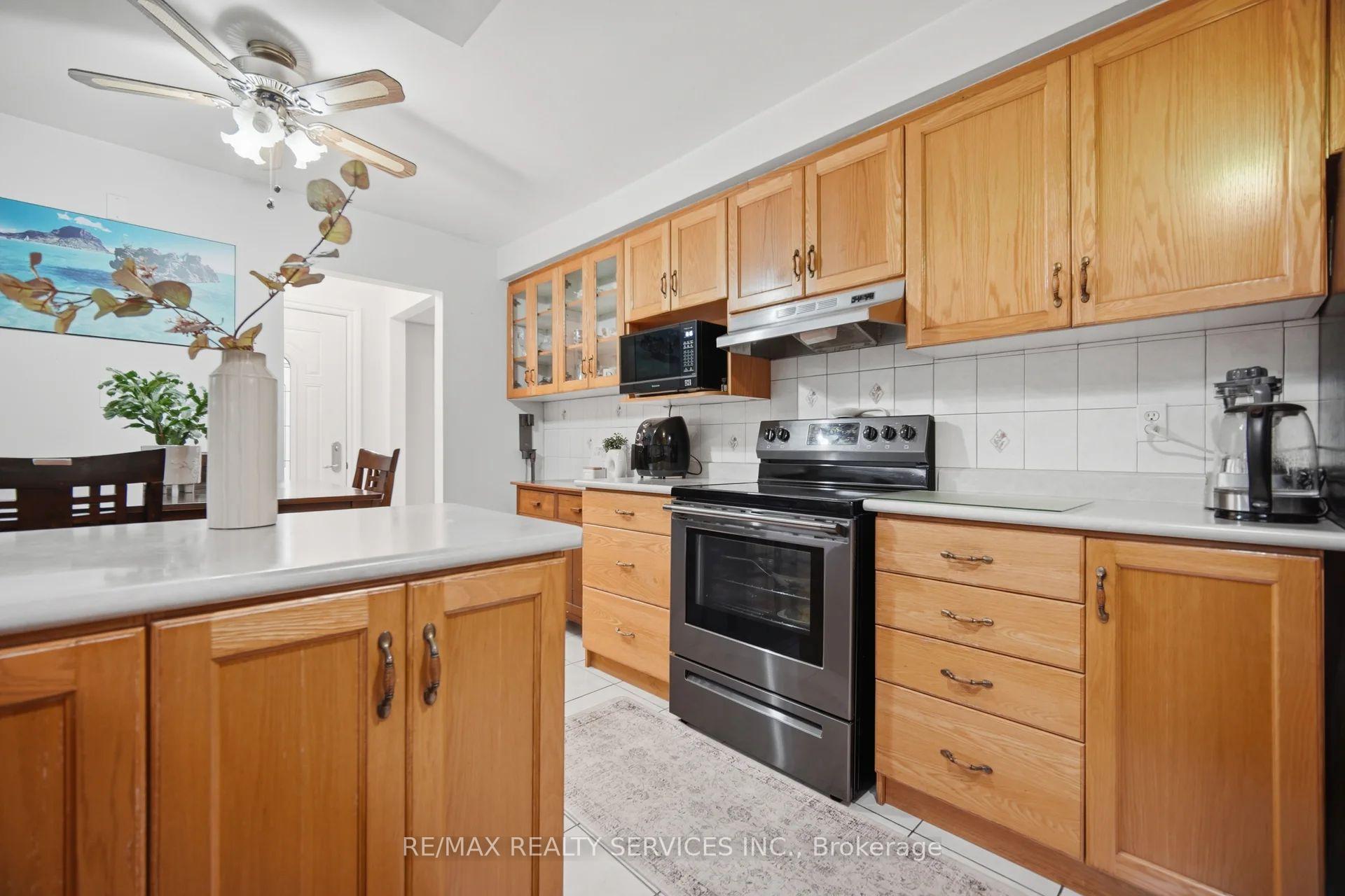 Photo 10 of 2414 Whaley Drive, Mississauga, Cooksville — HOMEH