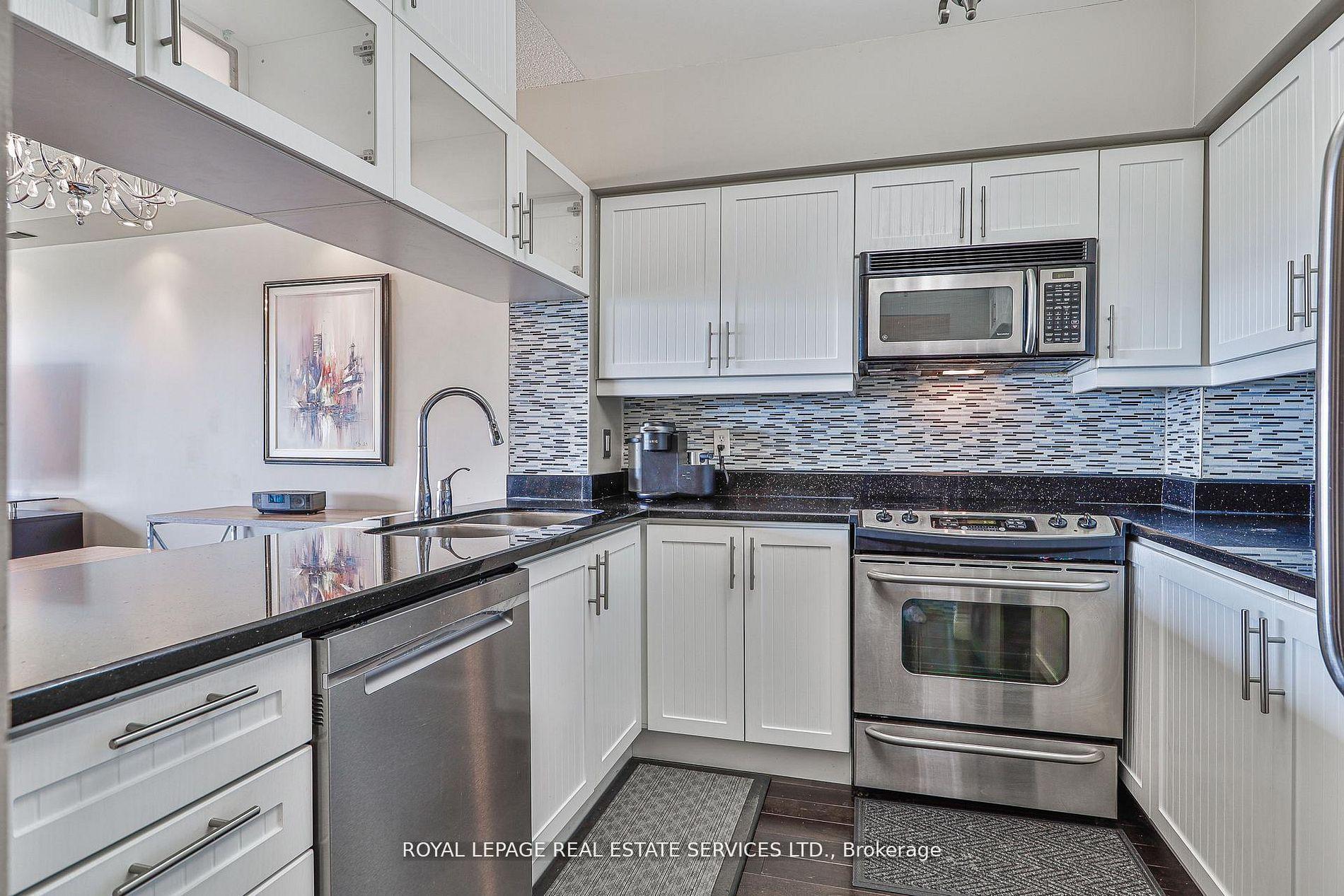 Photo 2 of Unit 1010, 2261 Lake Shore Boulevard W, Etobicoke, Mimico — HOMEH