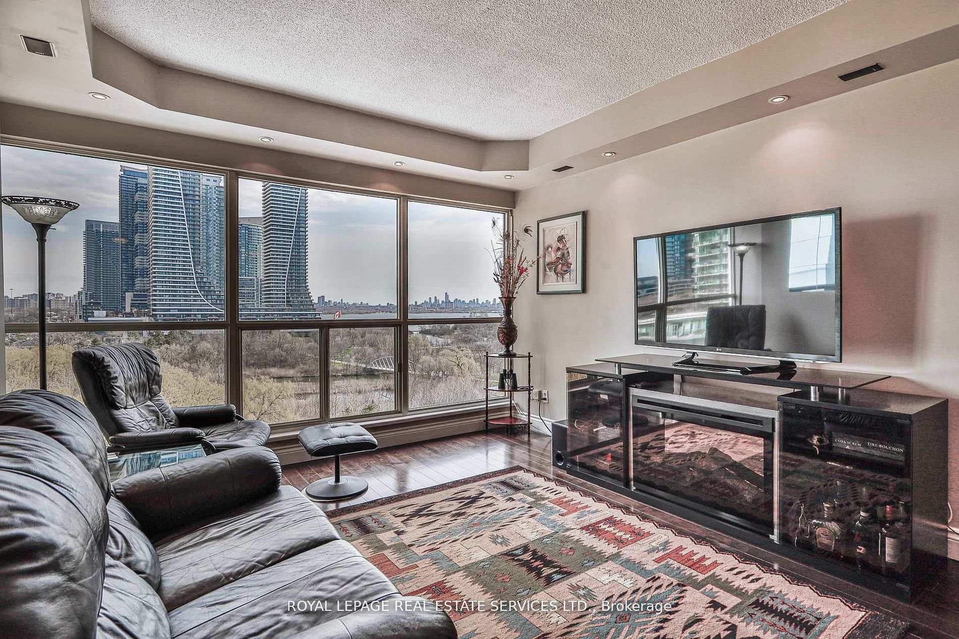 Photo 3 of Unit 1010, 2261 Lake Shore Boulevard W, Etobicoke, Mimico — HOMEH
