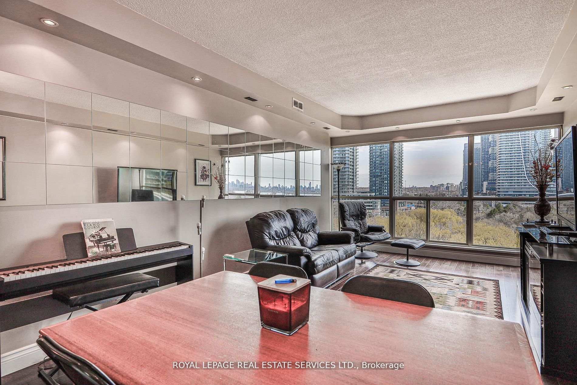 Photo 4 of Unit 1010, 2261 Lake Shore Boulevard W, Etobicoke, Mimico — HOMEH