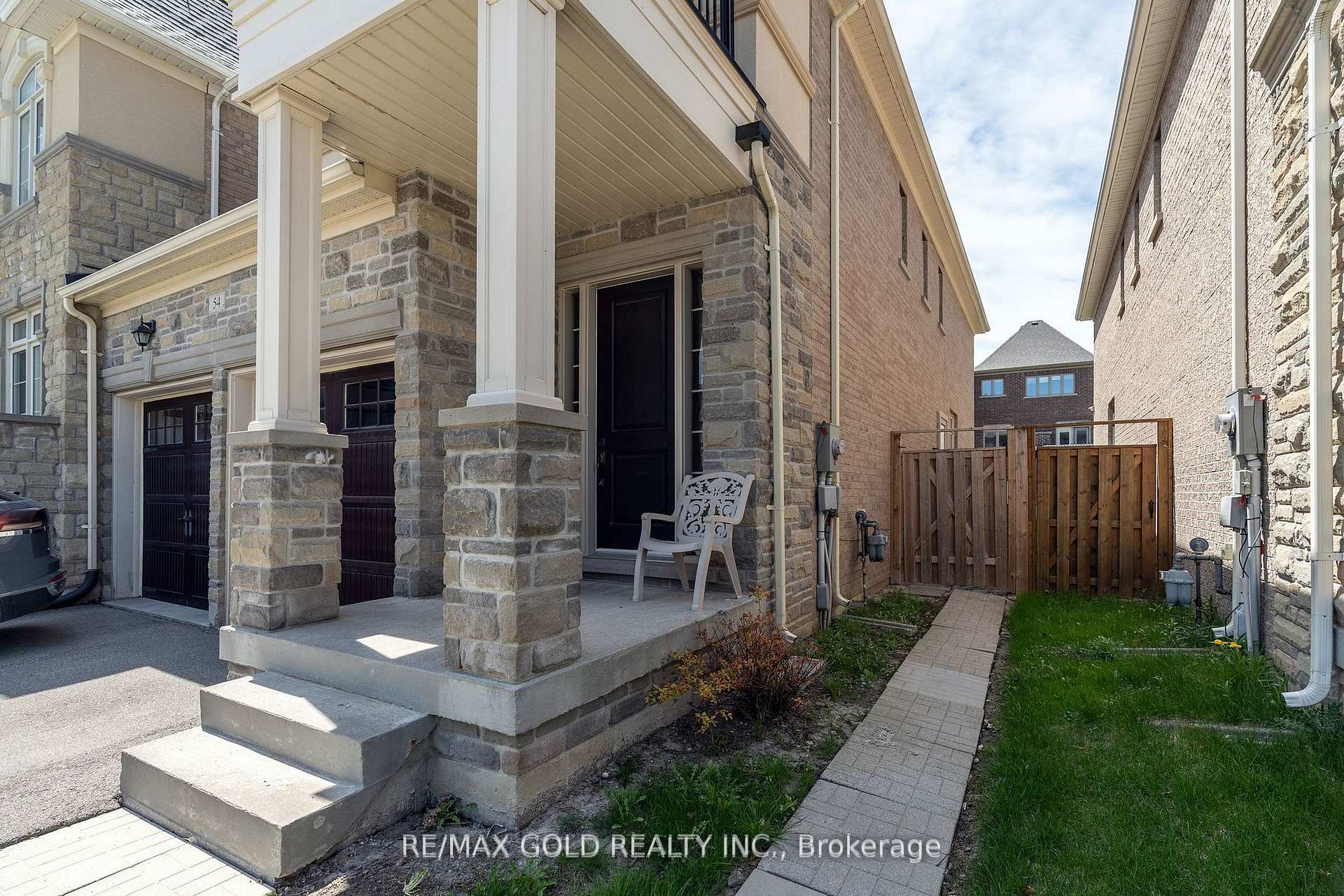 Photo 3 of 54 Robert Berry Crescent, King, King City — HOMEH