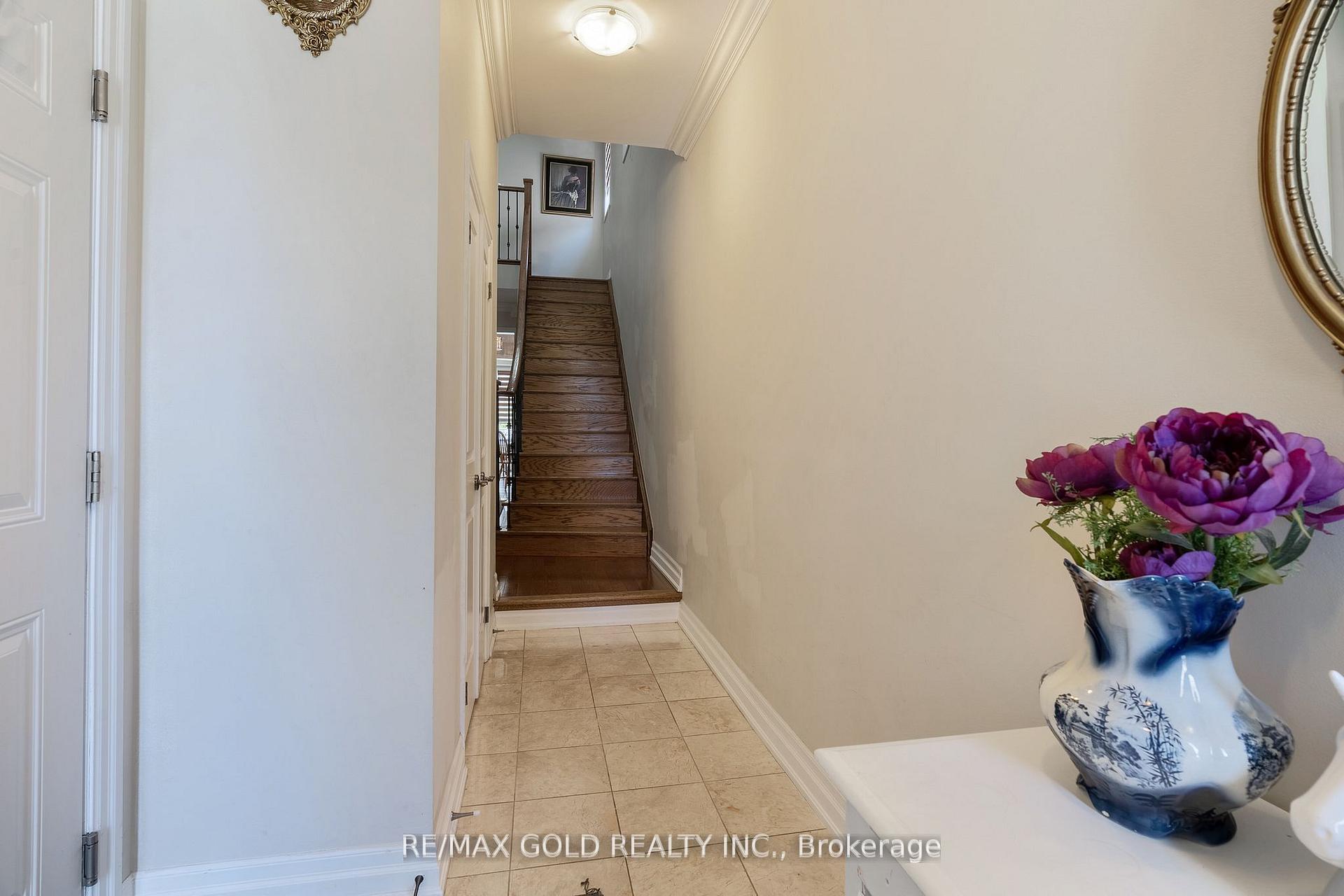 Photo 5 of 54 Robert Berry Crescent, King, King City — HOMEH
