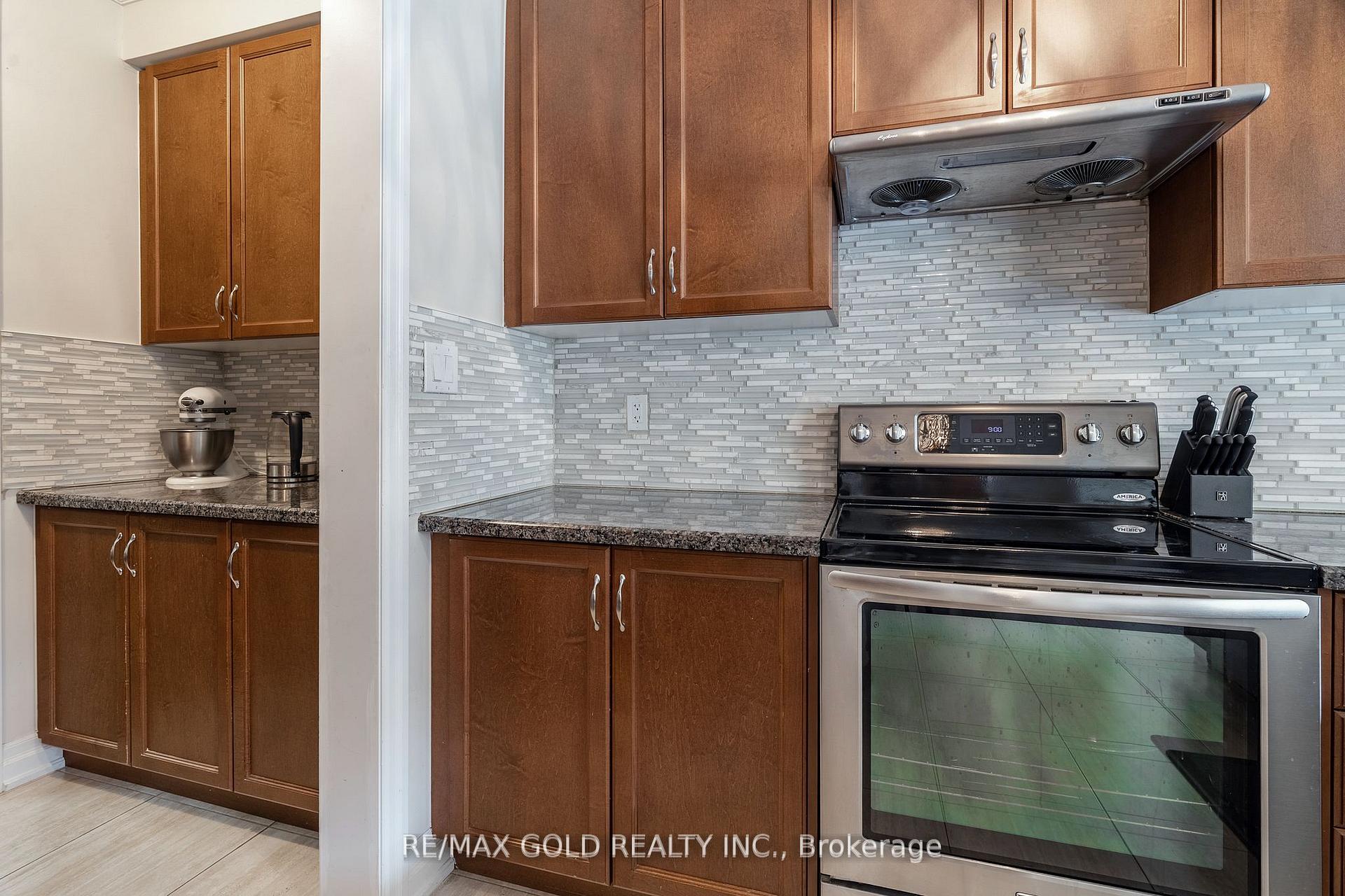 Photo 12 of 54 Robert Berry Crescent, King, King City — HOMEH