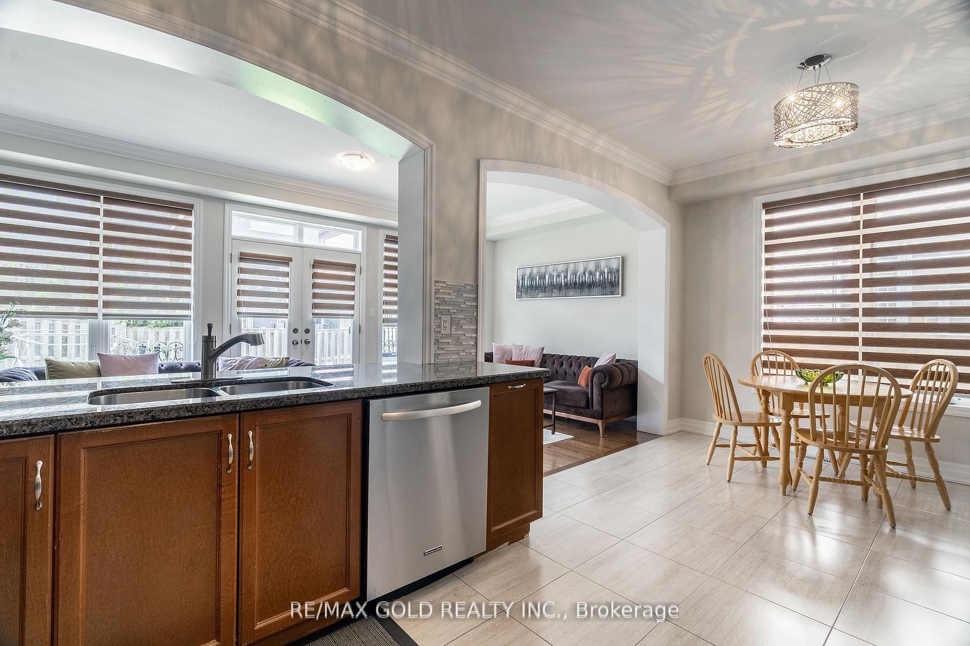 Photo 16 of 54 Robert Berry Crescent, King, King City — HOMEH