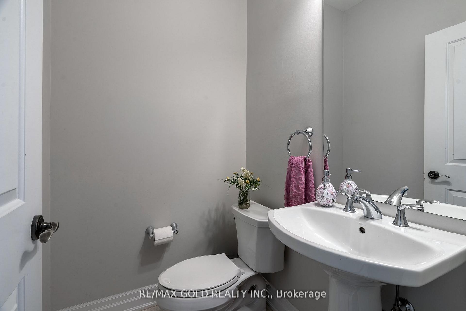 Photo 20 of 54 Robert Berry Crescent, King, King City — HOMEH