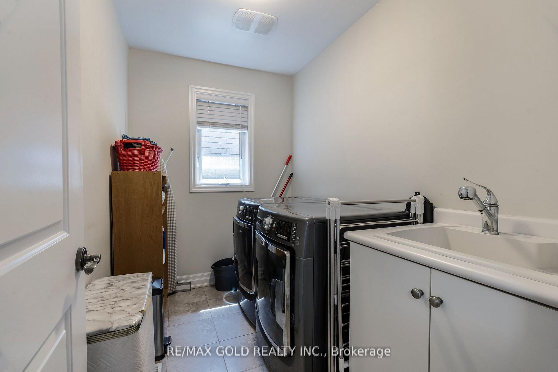 Photo 30 of 54 Robert Berry Crescent, King, King City — HOMEH