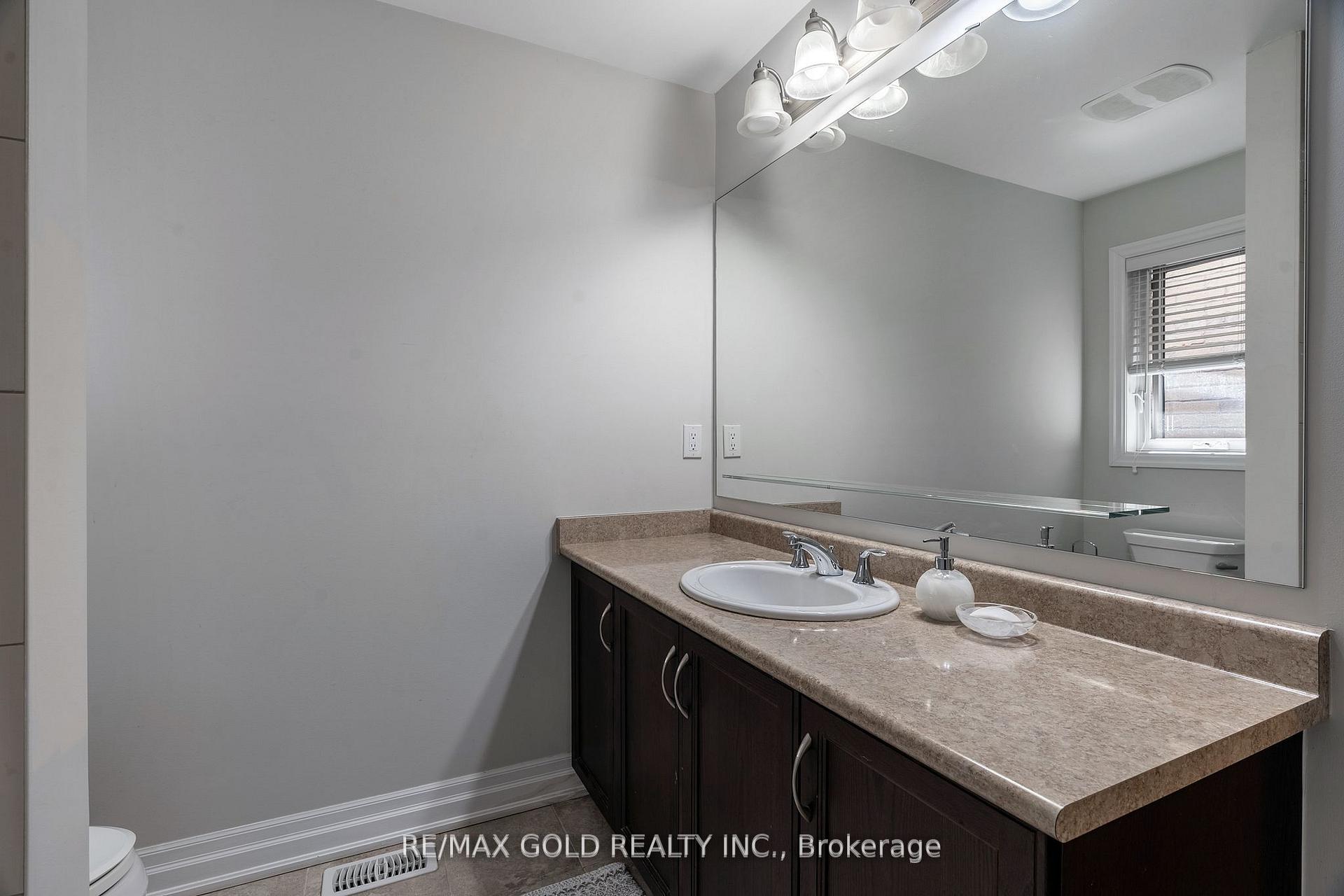 Photo 32 of 54 Robert Berry Crescent, King, King City — HOMEH