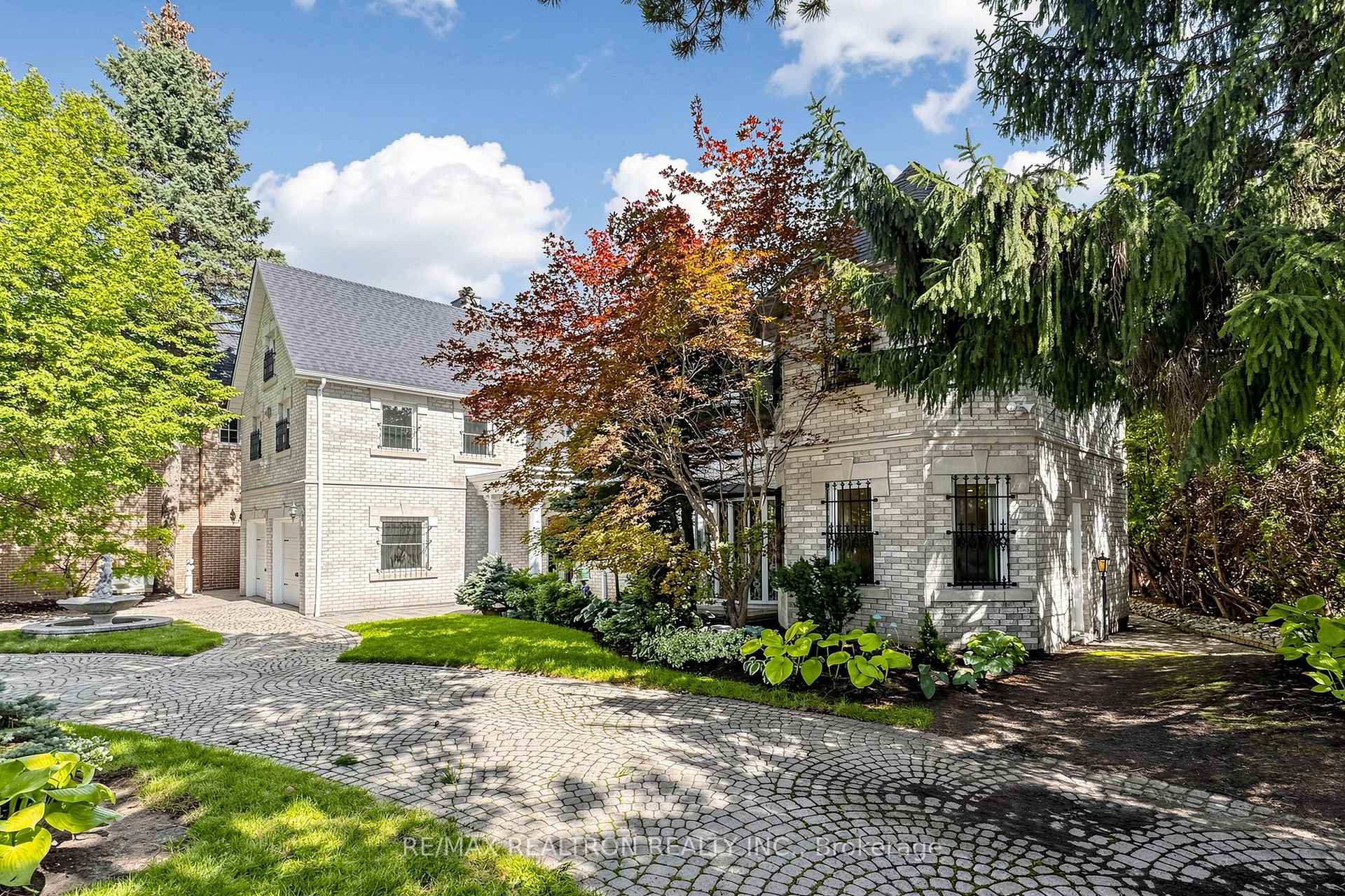 Photo 2 of 31 Arjay Crescent, North York, Bridle Path-Sunnybrook-York Mills — HOMEH