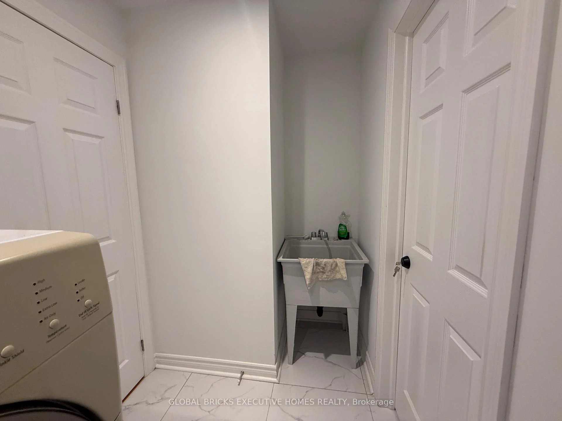 Photo 12 of Unit Upper, 66 Foundry Crescent, Markham, Raymerville — HOMEH
