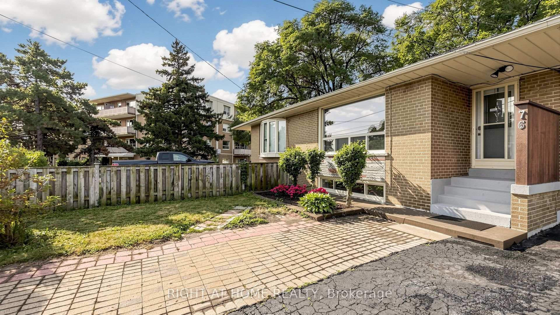 Photo 2 of 76 Fenside Drive, North York, Parkwoods-Donalda — HOMEH