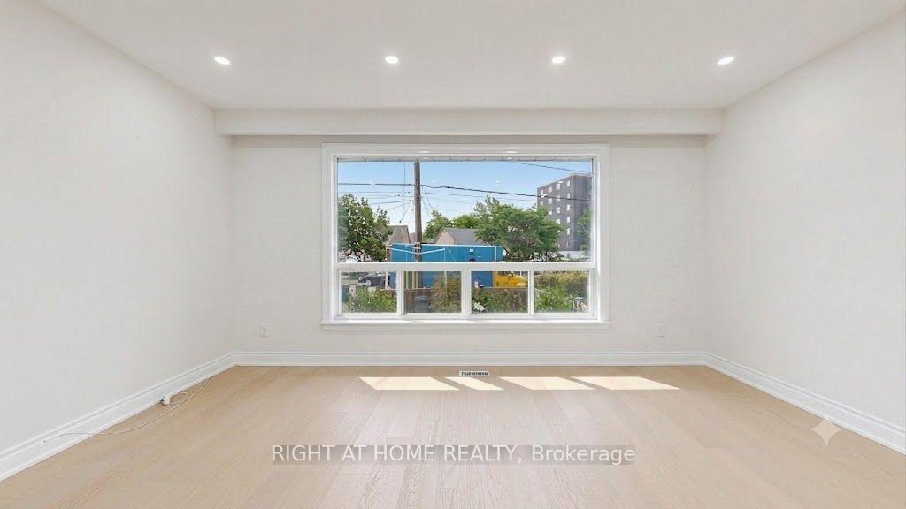 Photo 3 of 76 Fenside Drive, North York, Parkwoods-Donalda — HOMEH