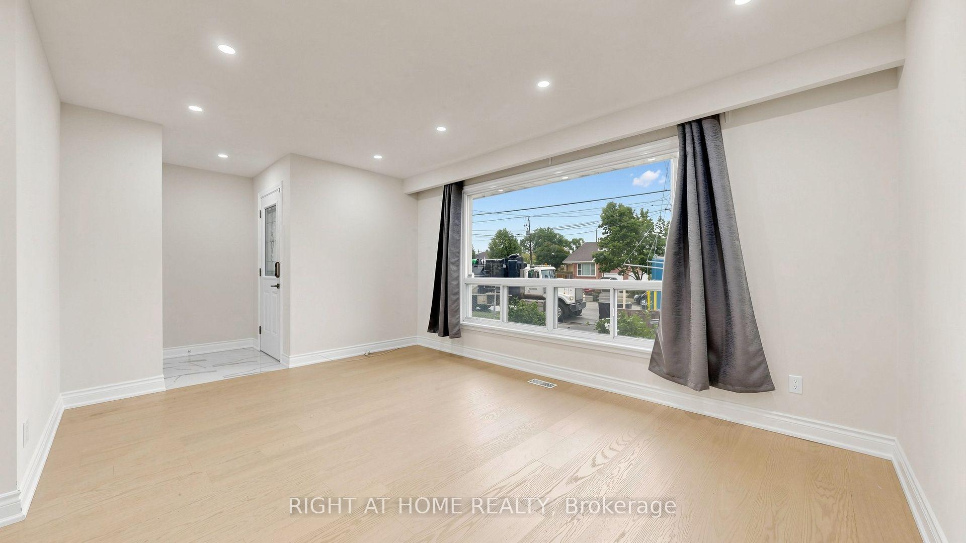 Photo 4 of 76 Fenside Drive, North York, Parkwoods-Donalda — HOMEH