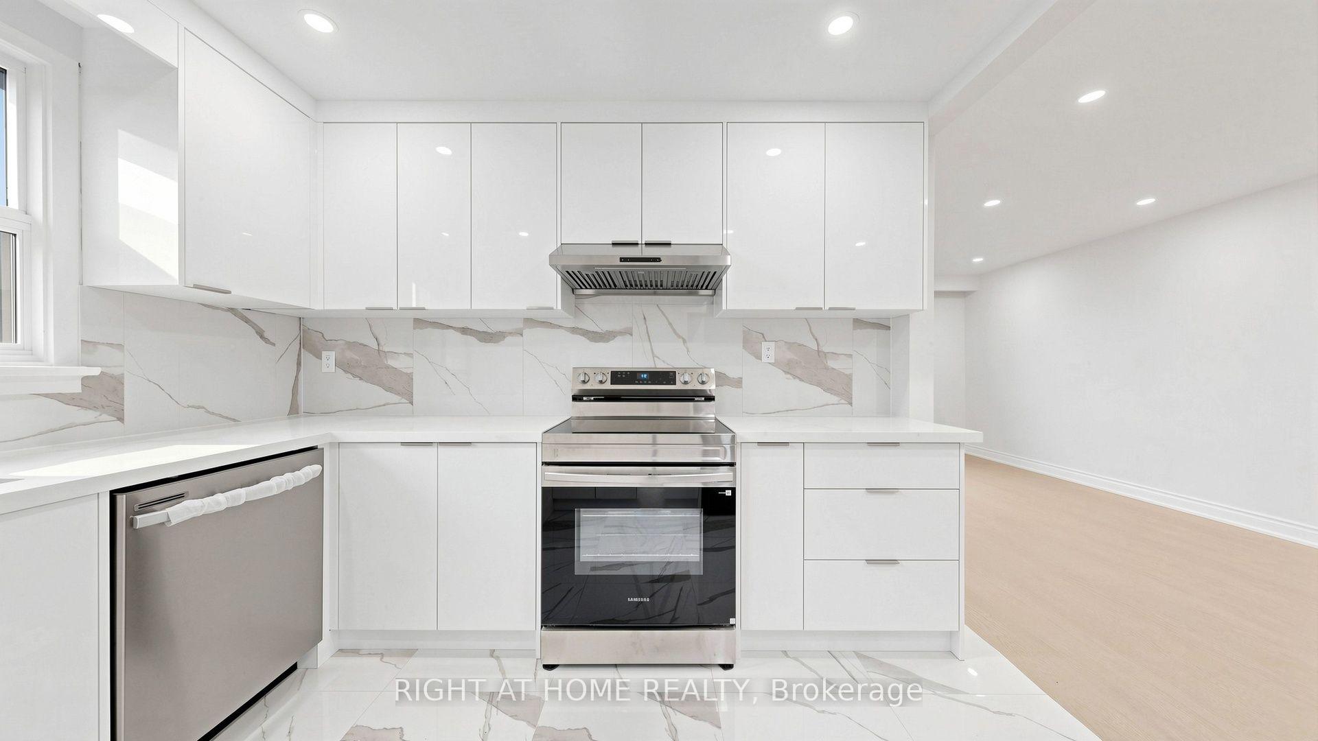 Photo 11 of 76 Fenside Drive, North York, Parkwoods-Donalda — HOMEH