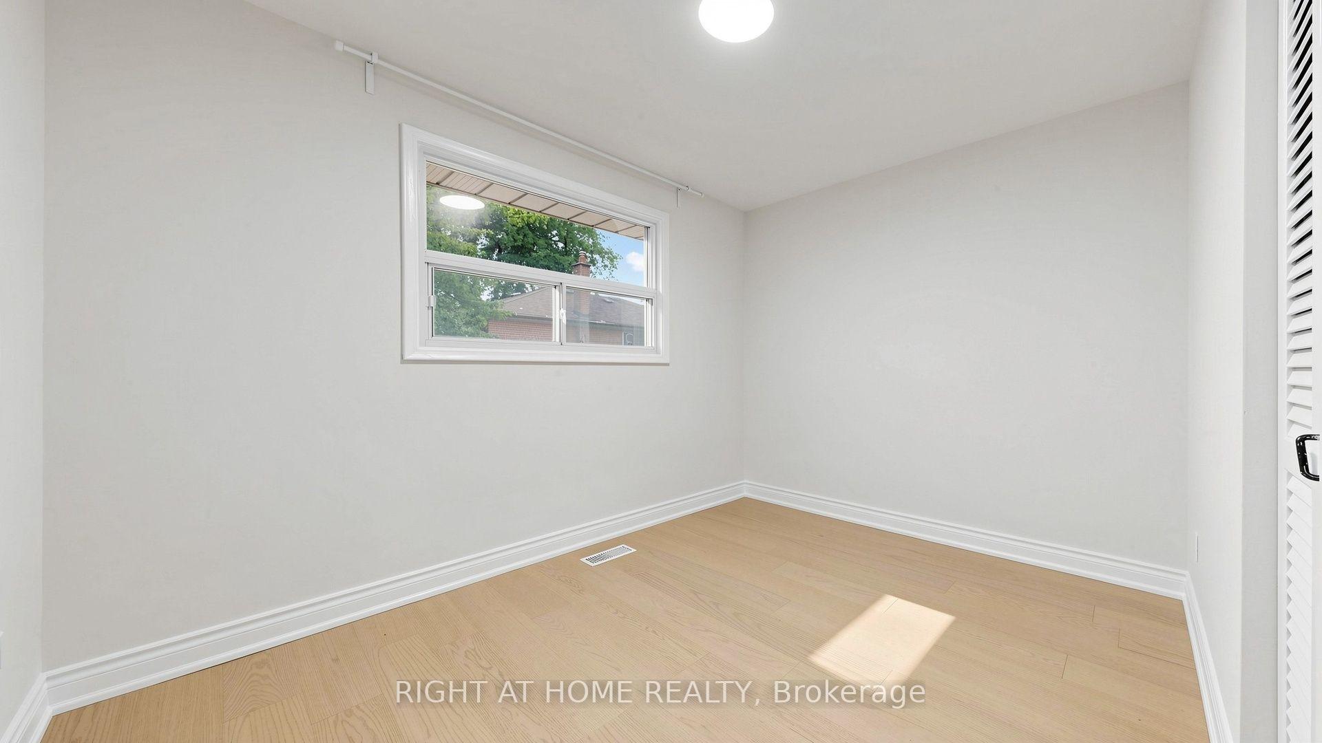 Photo 16 of 76 Fenside Drive, North York, Parkwoods-Donalda — HOMEH