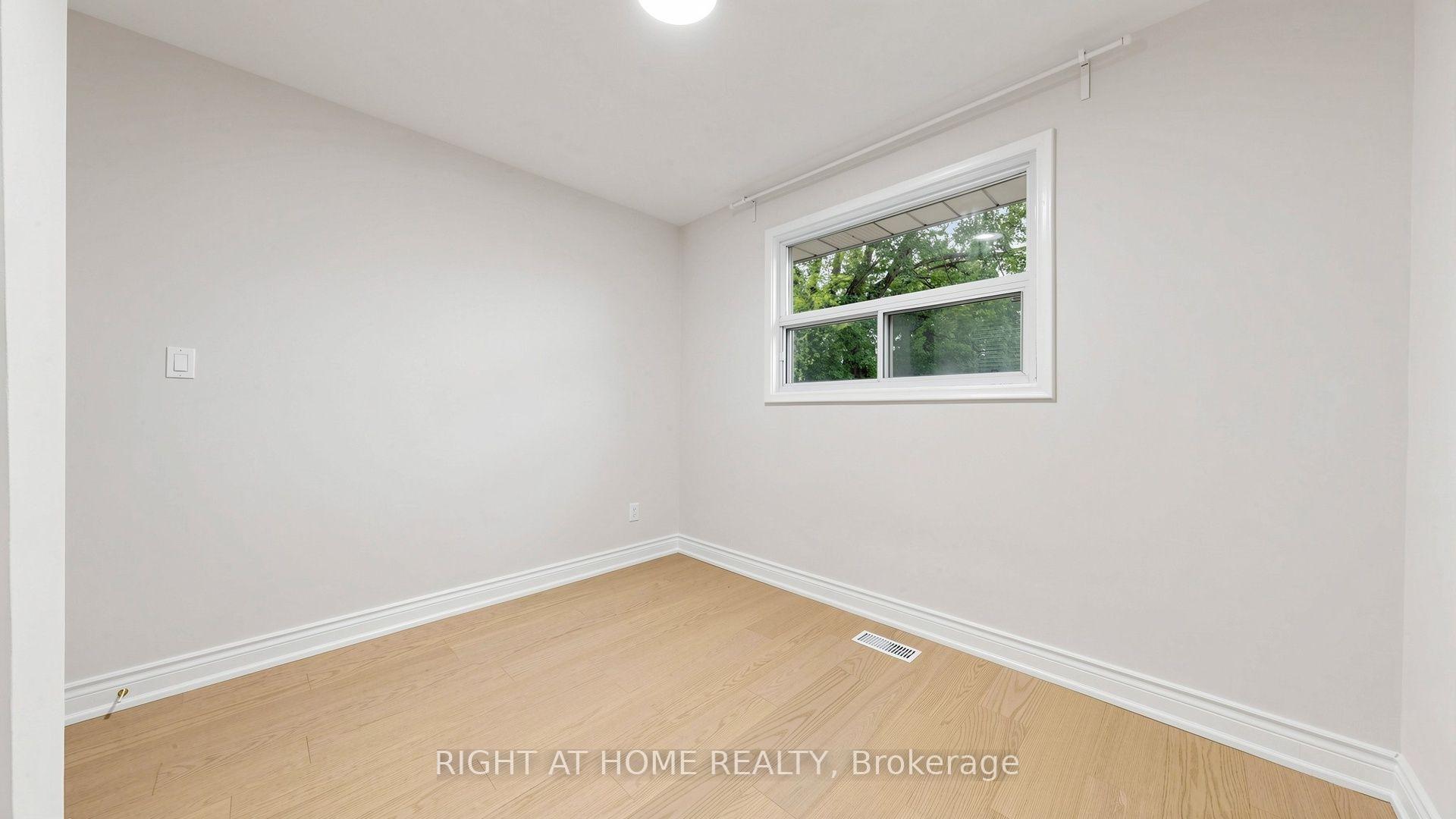 Photo 17 of 76 Fenside Drive, North York, Parkwoods-Donalda — HOMEH
