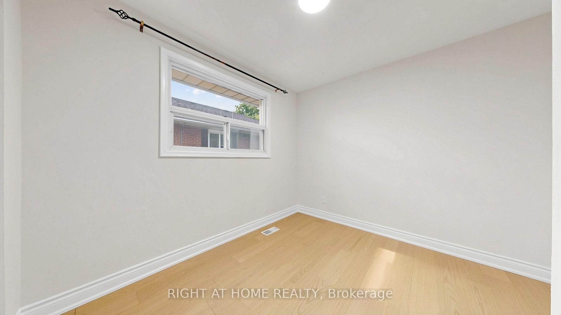 Photo 19 of 76 Fenside Drive, North York, Parkwoods-Donalda — HOMEH