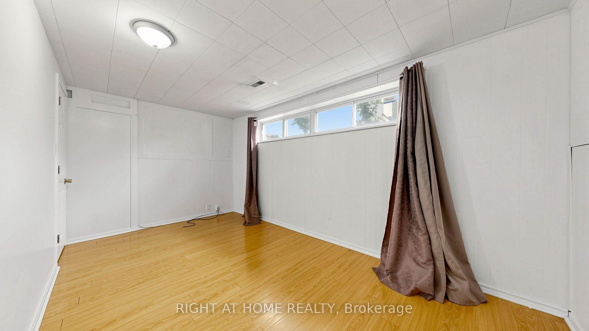 Photo 29 of 76 Fenside Drive, North York, Parkwoods-Donalda — HOMEH