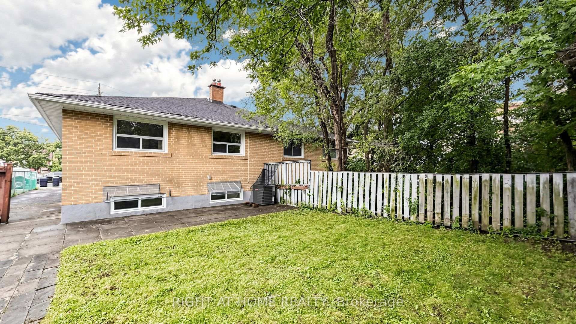 Photo 32 of 76 Fenside Drive, North York, Parkwoods-Donalda — HOMEH