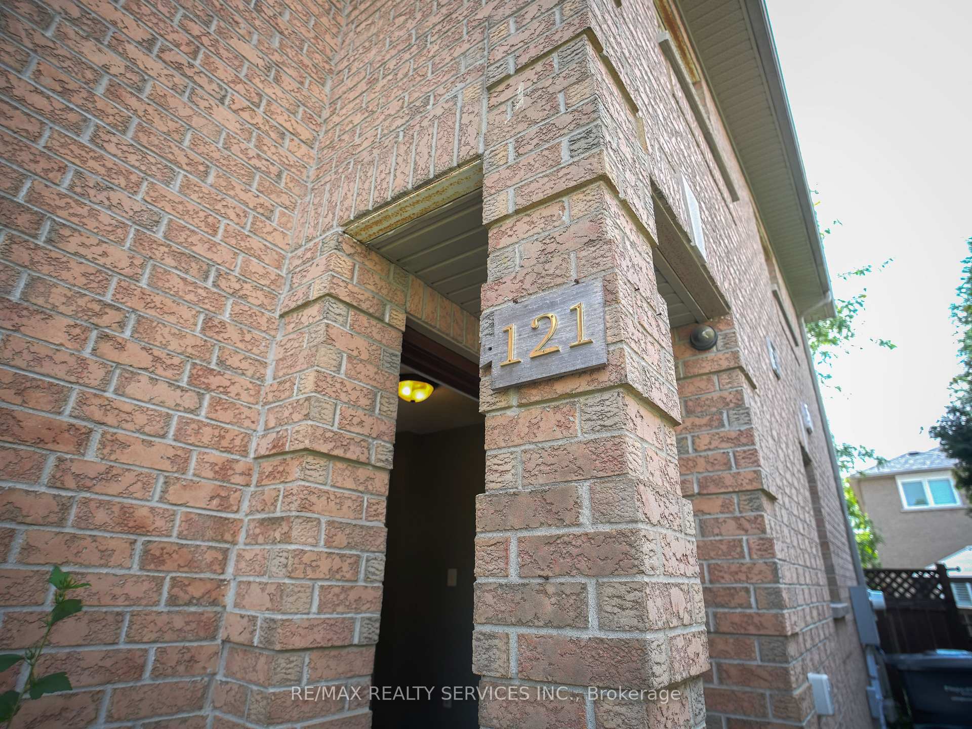 Photo 2 of 121 Pressed Brick Drive, Brampton, Brampton North — HOMEH