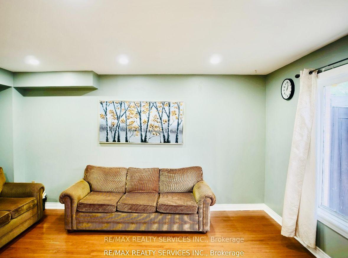 Photo 9 of 121 Pressed Brick Drive, Brampton, Brampton North — HOMEH