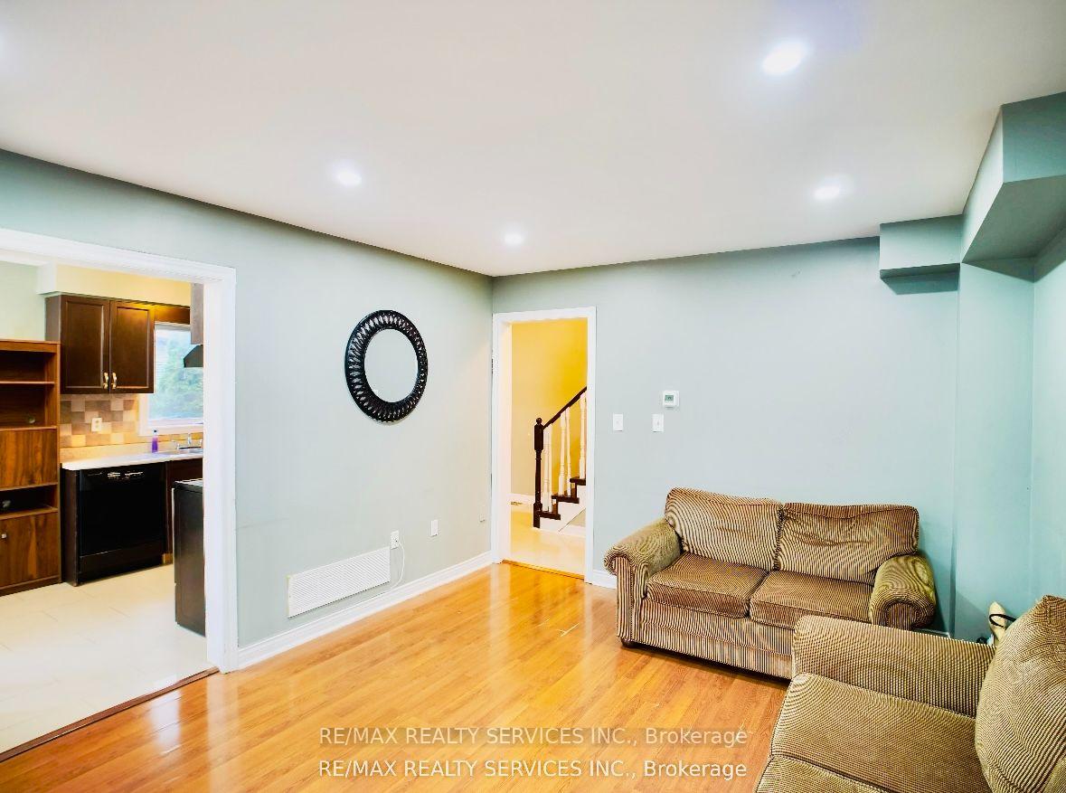 Photo 12 of 121 Pressed Brick Drive, Brampton, Brampton North — HOMEH