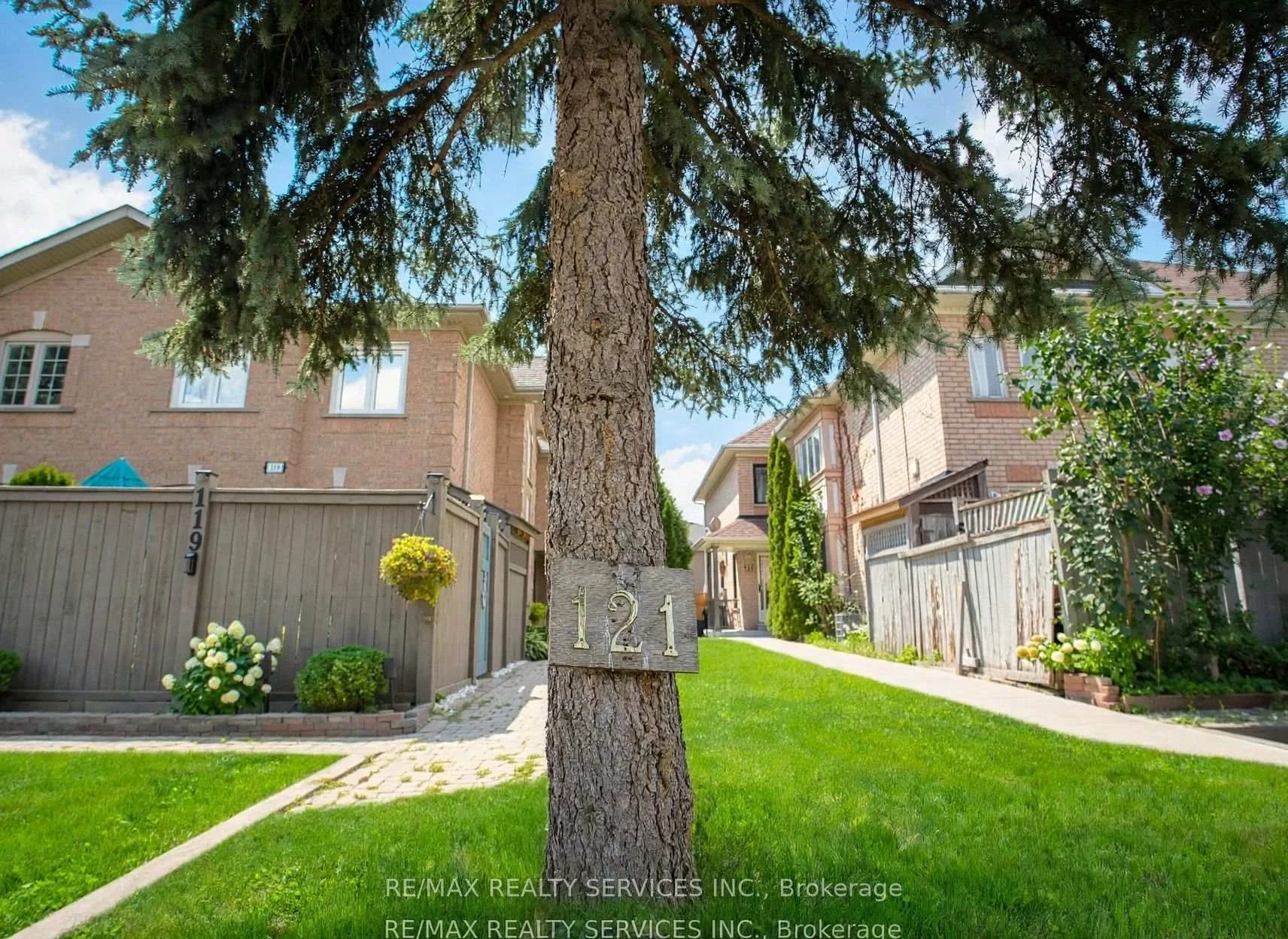 Photo 4 of 121 Pressed Brick Drive, Brampton, Brampton North — HOMEH